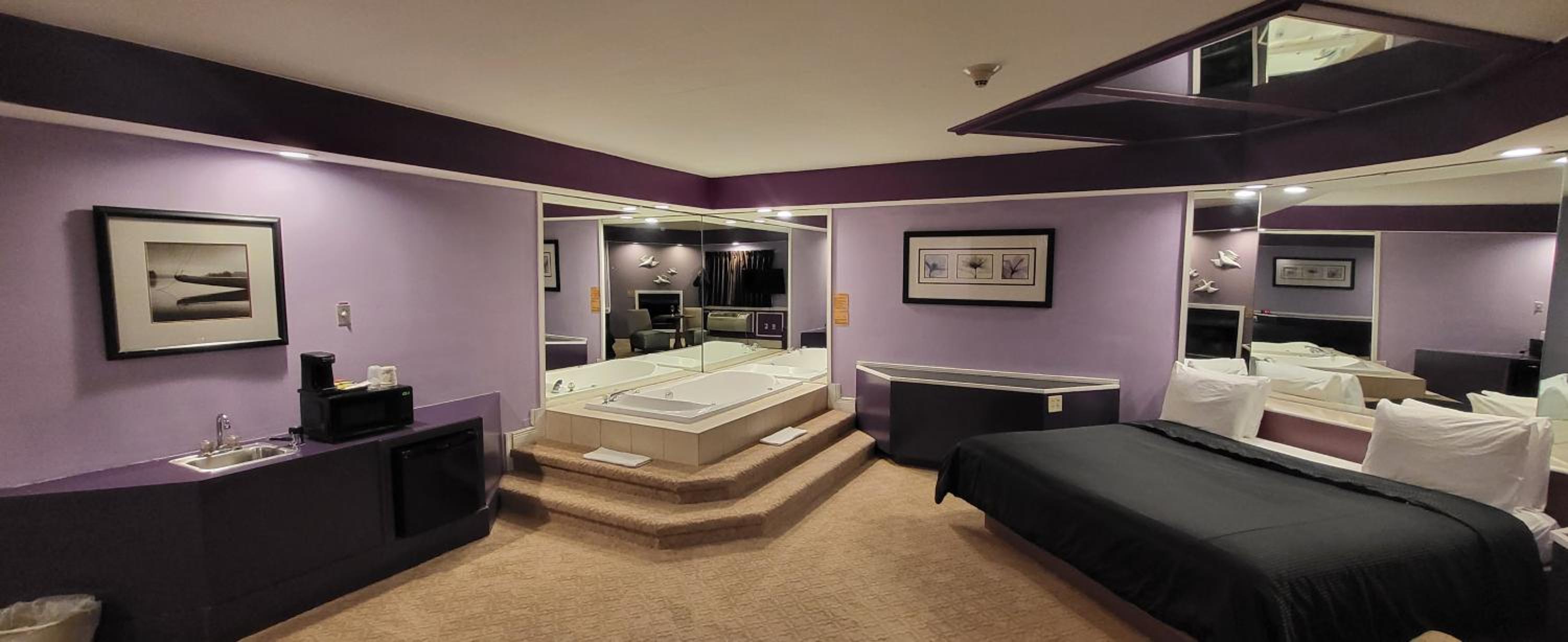 Deluxe King Suite - Photo 16