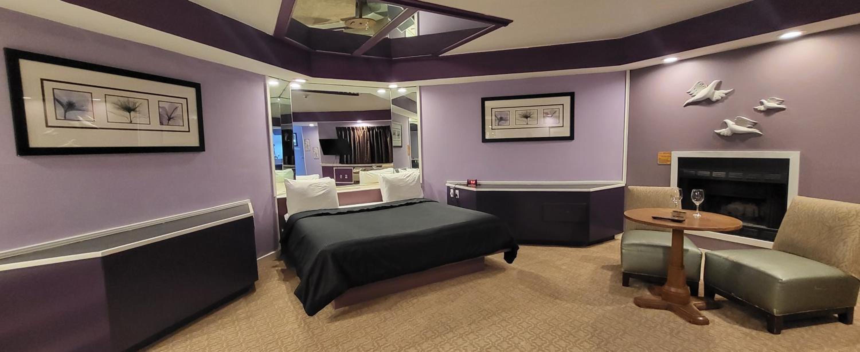 Deluxe King Suite - Photo 2