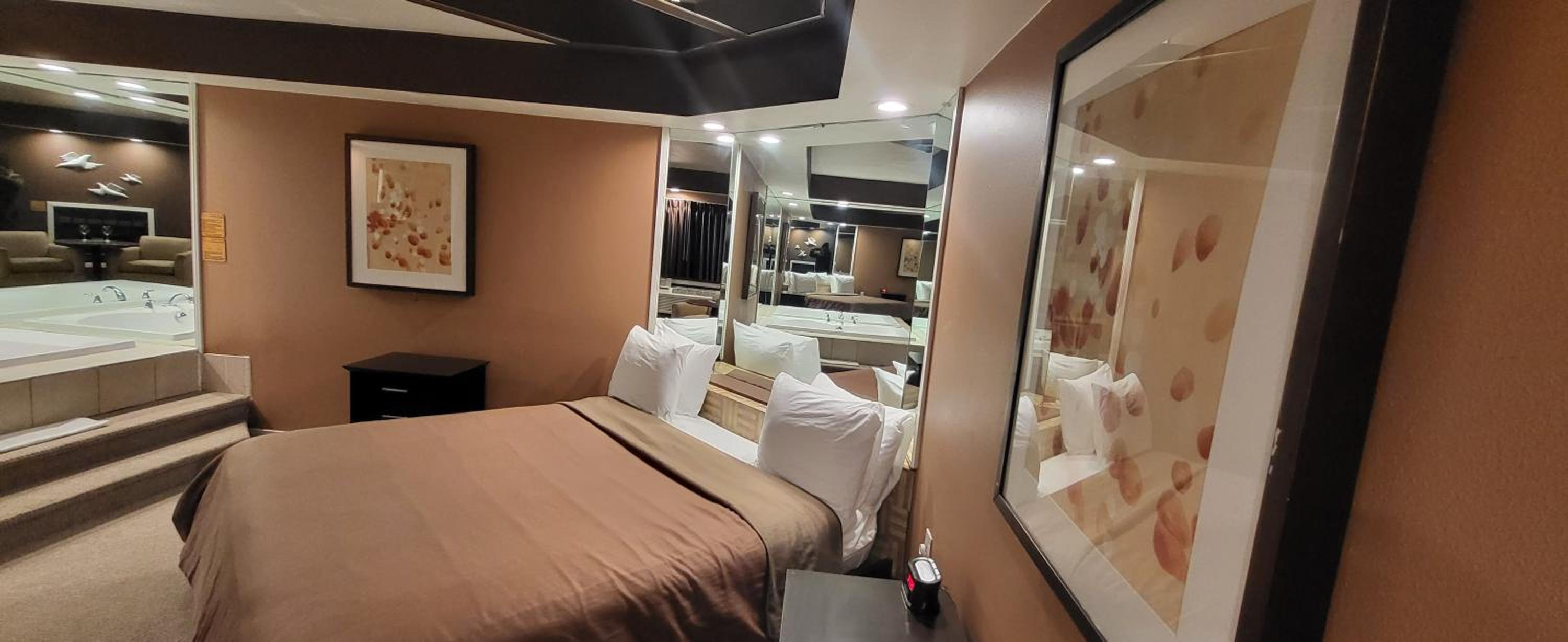 Deluxe King Suite - Photo 3