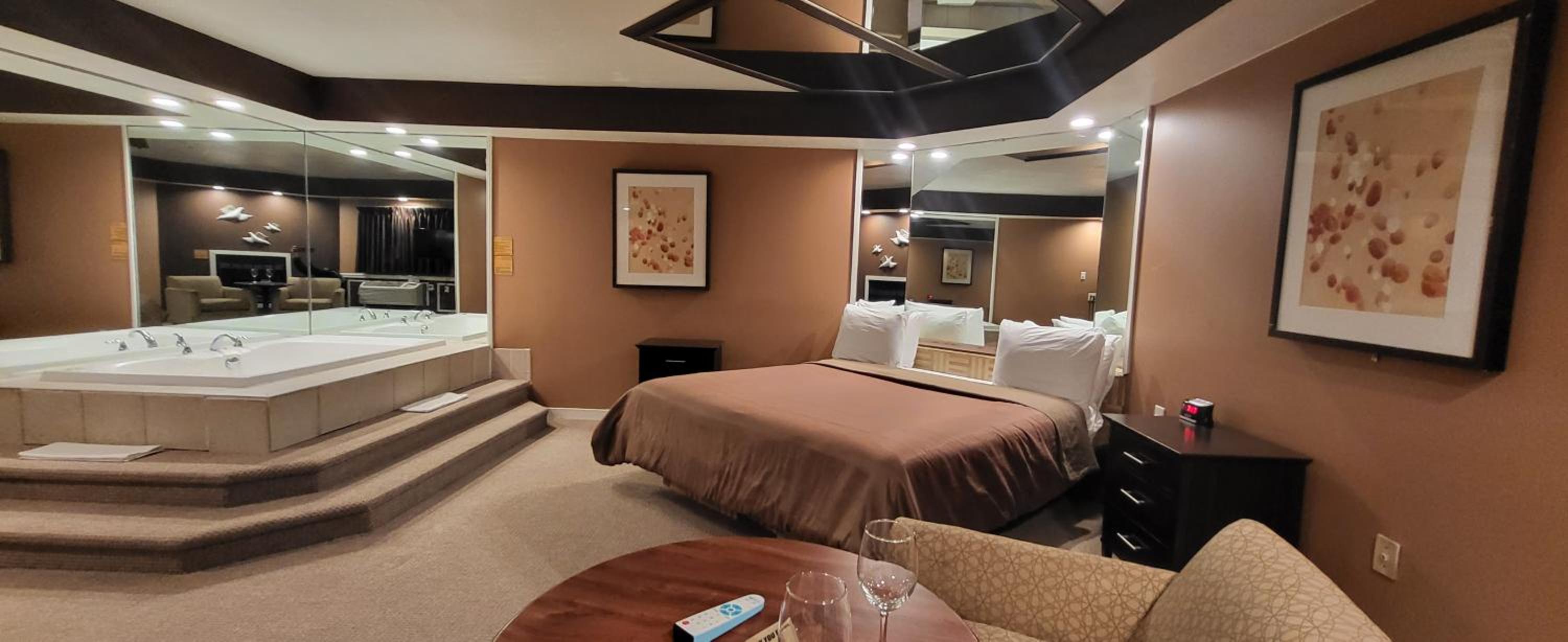 Deluxe King Suite - Photo 4