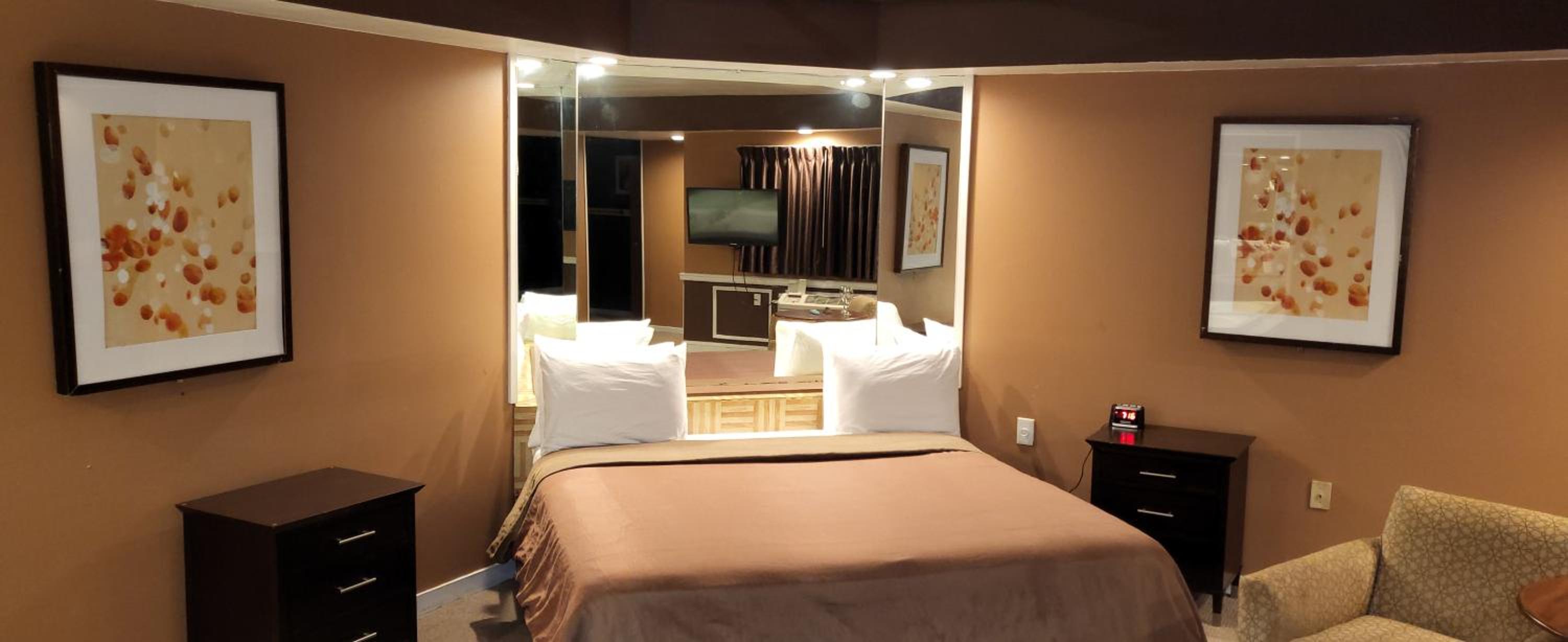 Deluxe King Suite - Photo 5