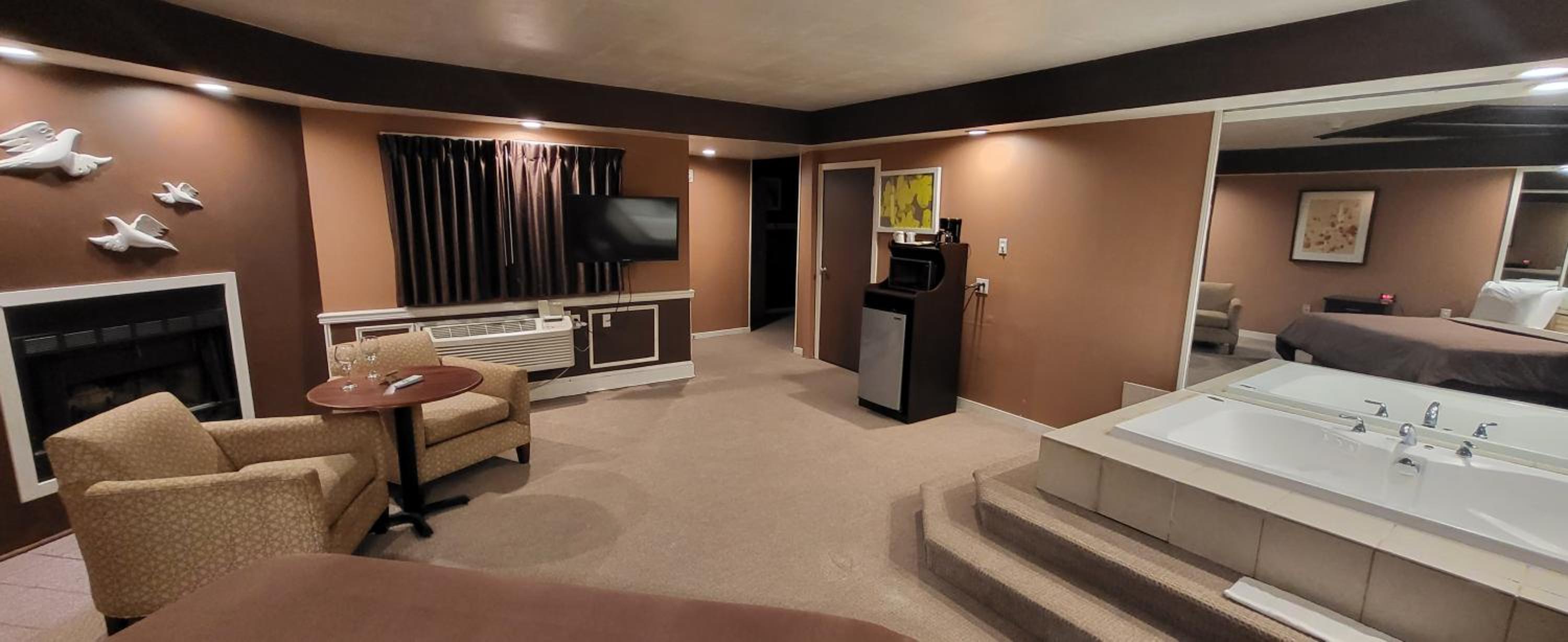 Deluxe King Suite - Photo 13