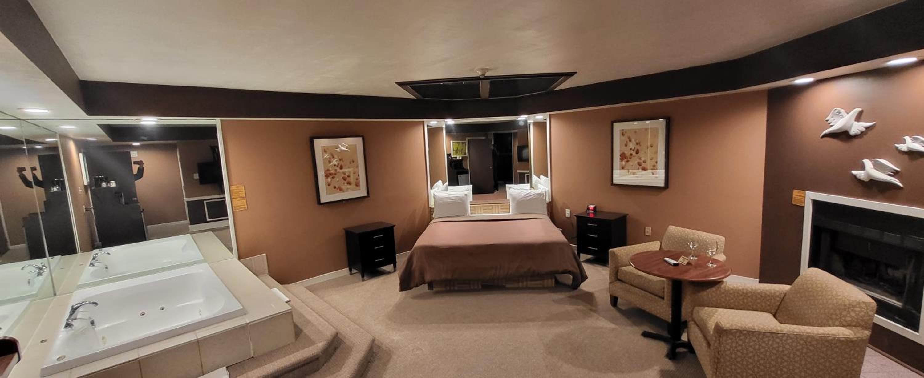 Deluxe King Suite - Photo 20