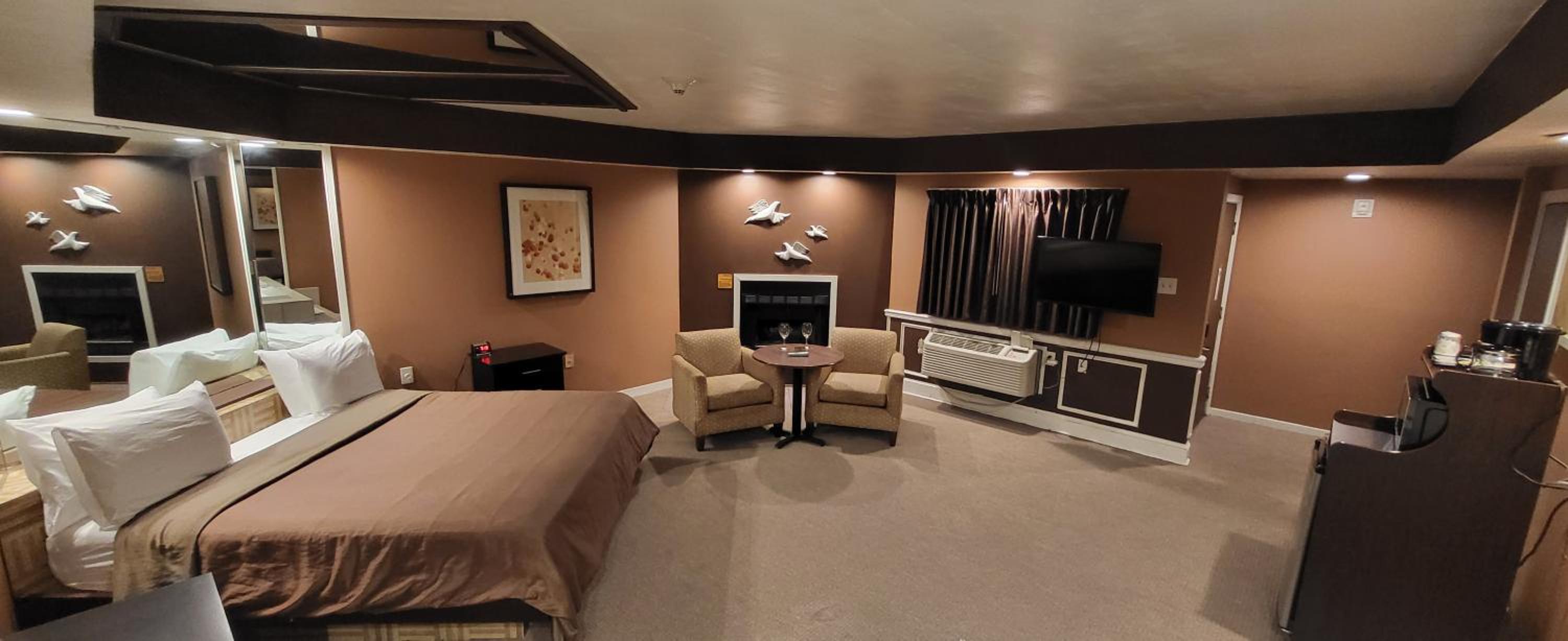 Deluxe King Suite - Photo 24