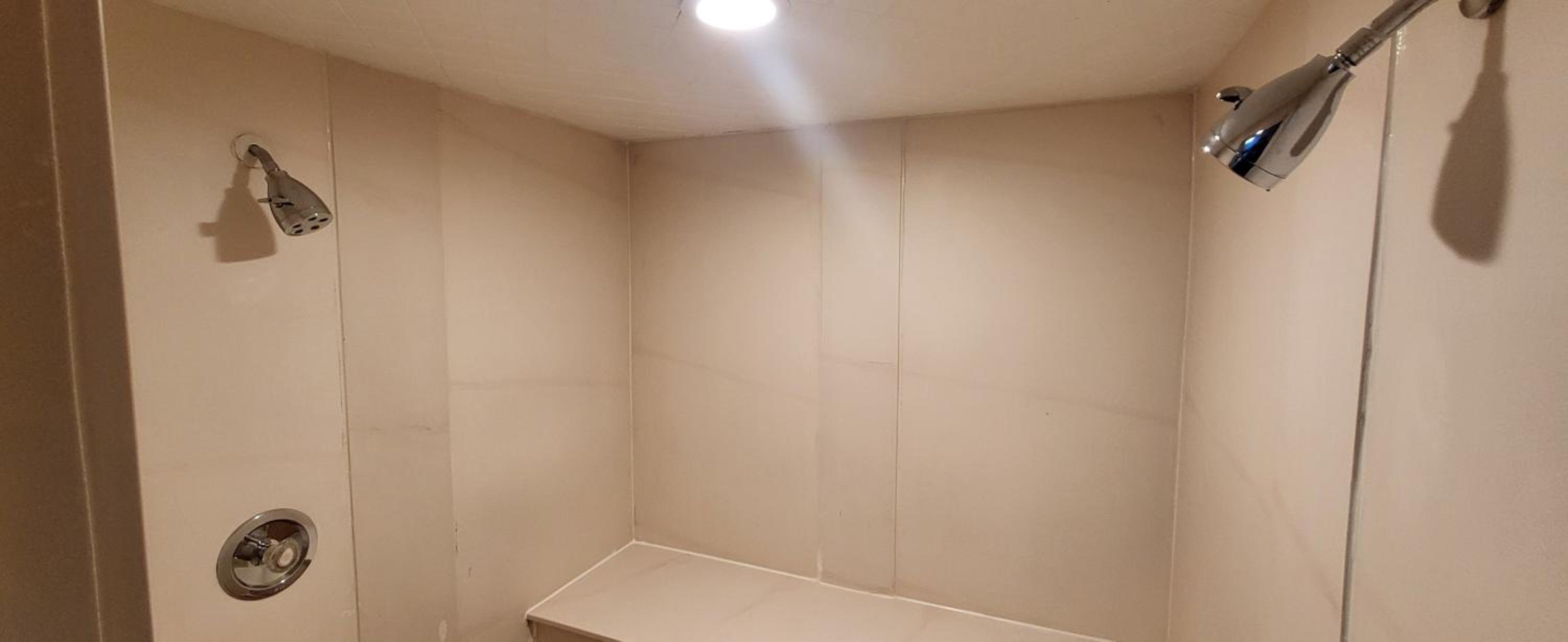 Deluxe King Suite - Photo 23