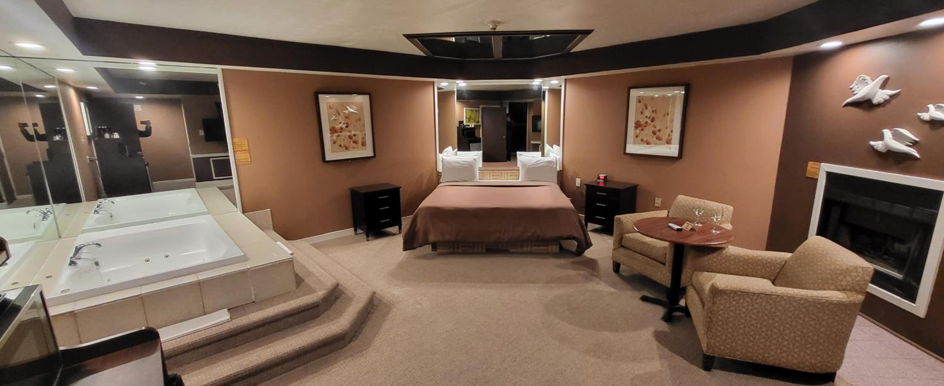 Deluxe King Suite - Photo 9