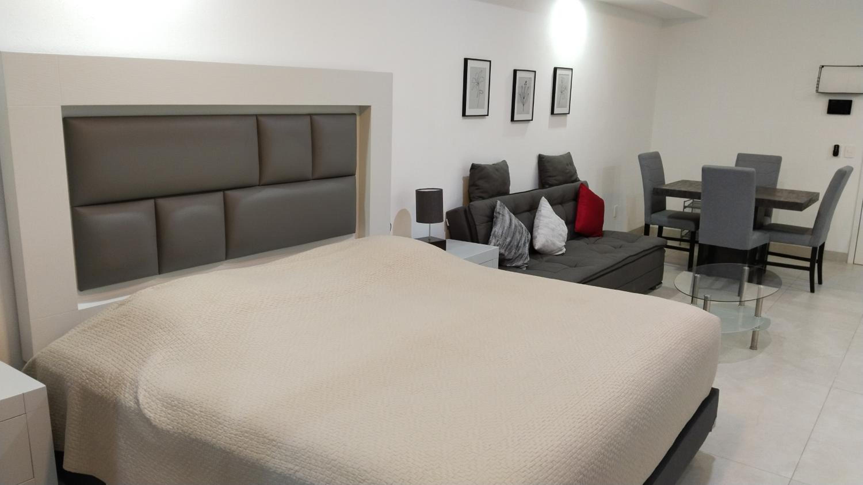One-Bedroom Apartment photo 1