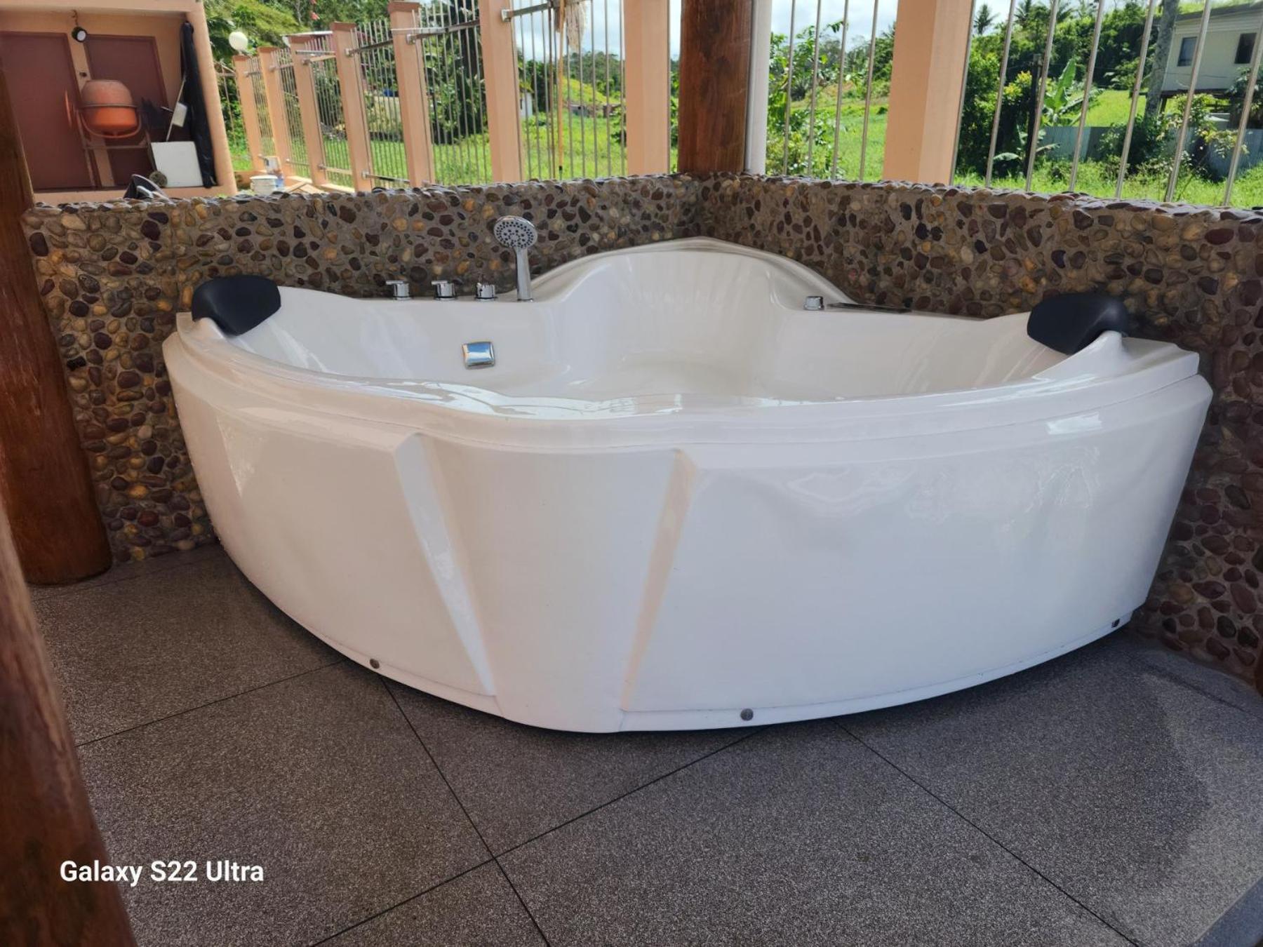 Two-Bedroom Apartment with Pool View photo 2