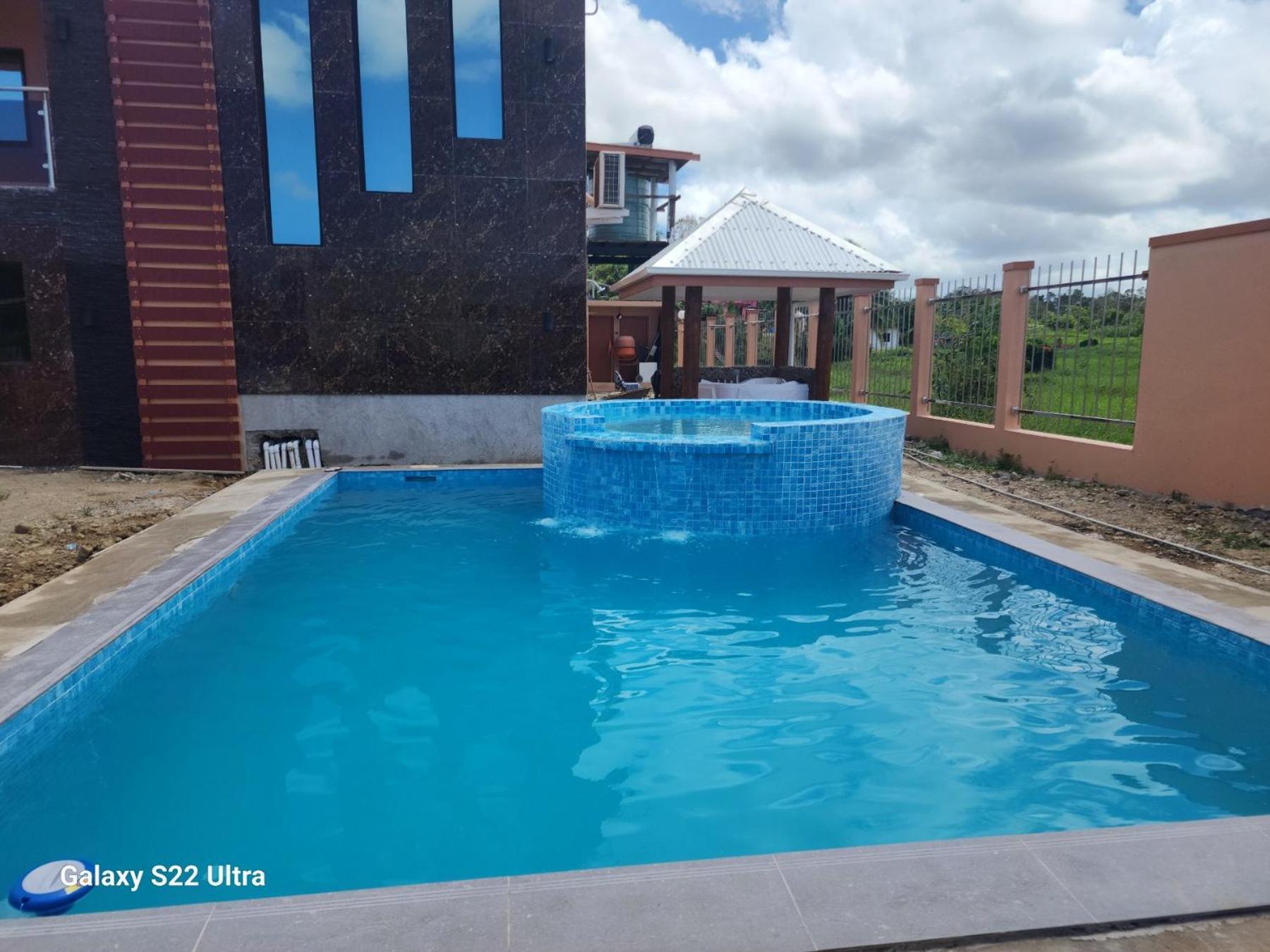 Two-Bedroom Apartment with Pool View photo 3