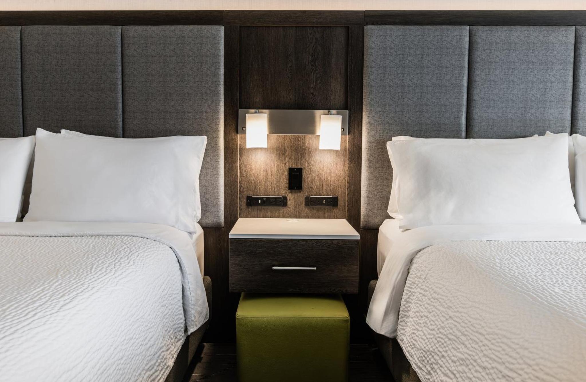 Standard Room with Two Queen Beds - Photo 10