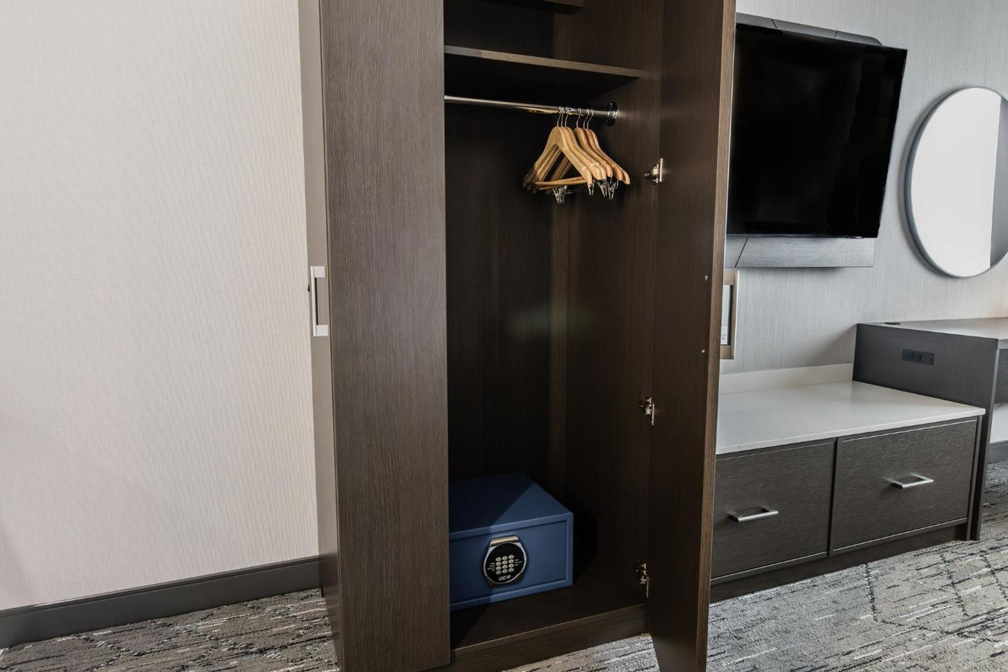Standard King Room - Photo 7