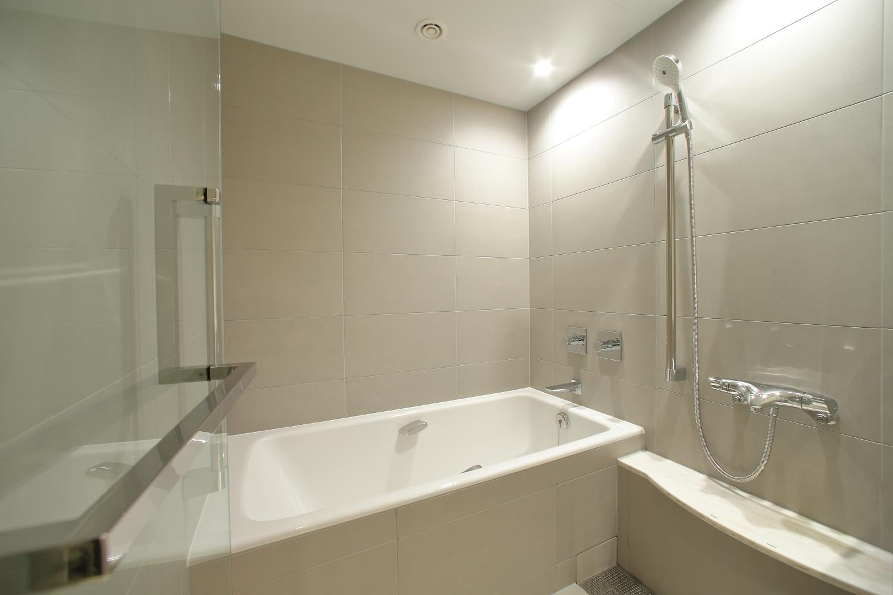 Deluxe King Room - Non-Smoking	 - Photo 9
