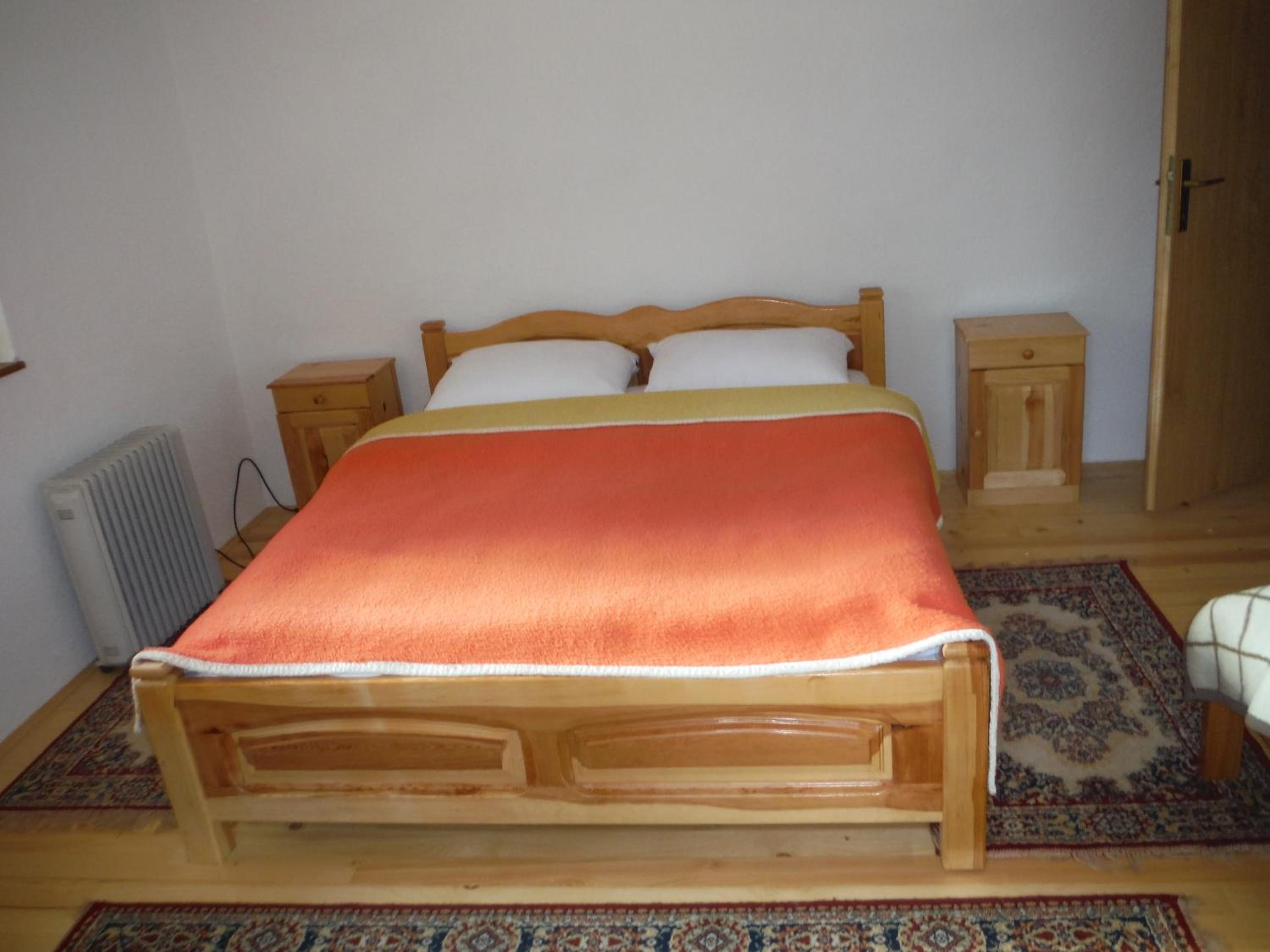 Six-Bedroom House photo 3