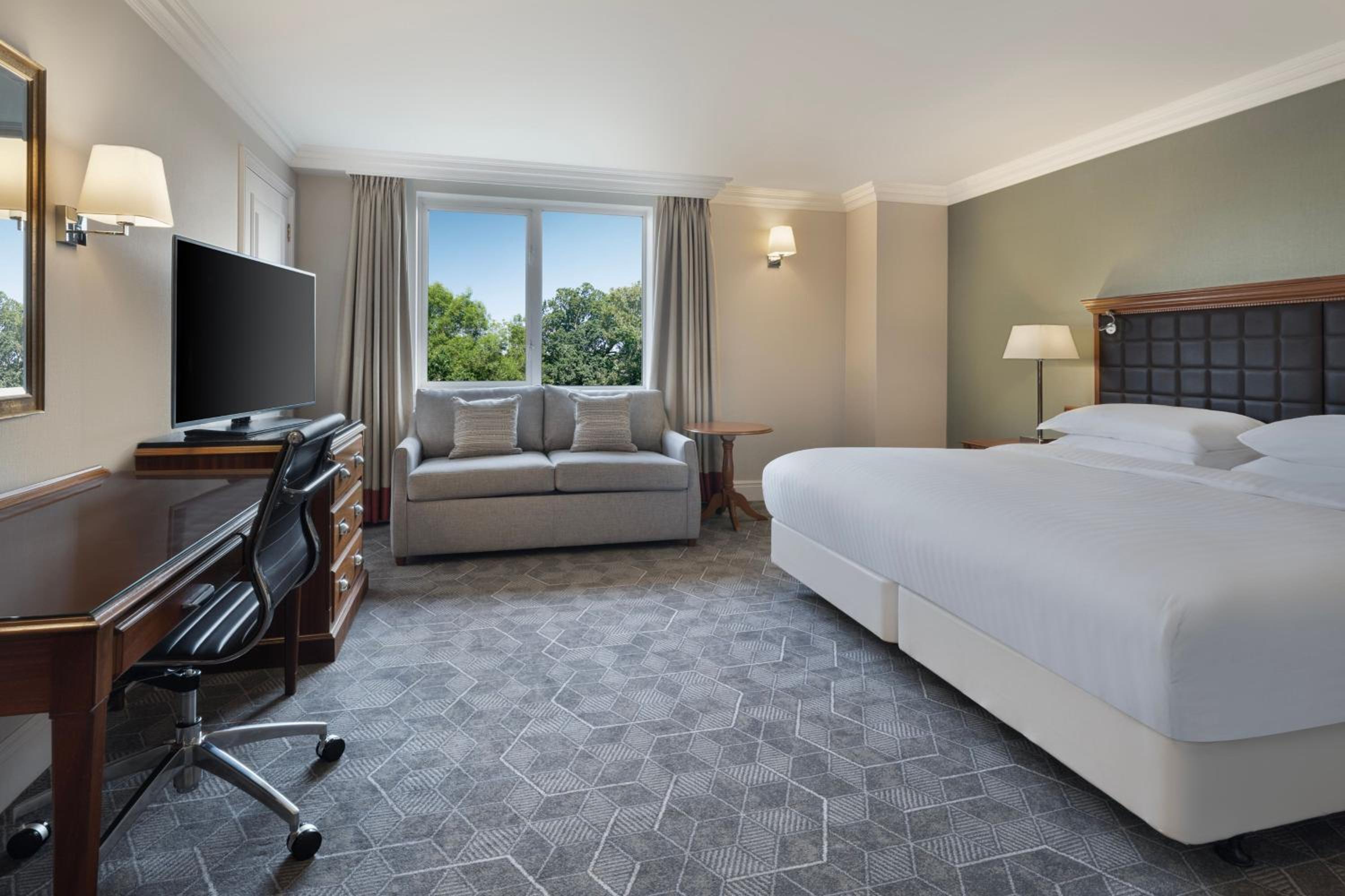 Superior Queen Room with Sofa Bed - Photo 4