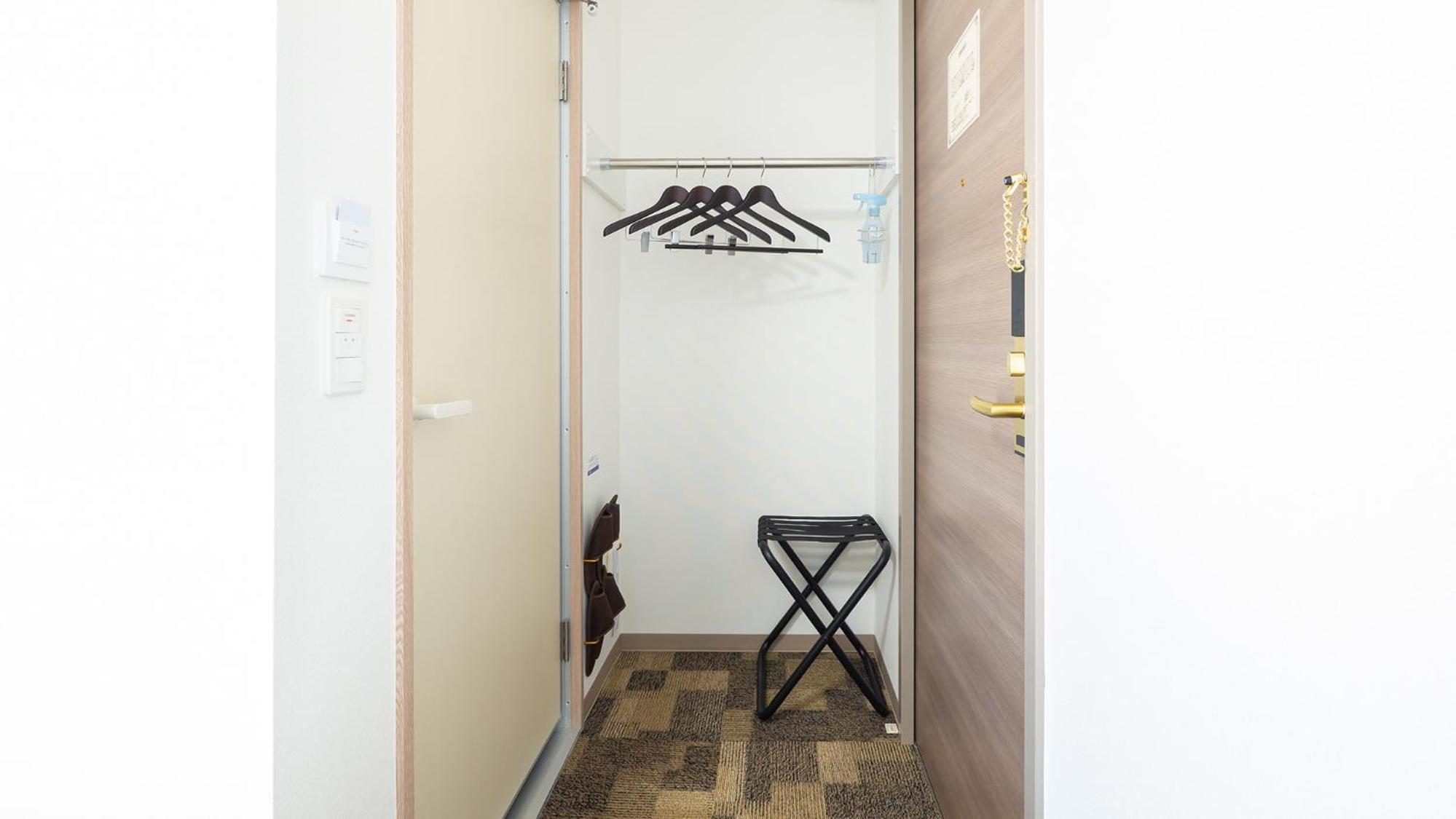 Twin Room - Non-Smoking photo 2