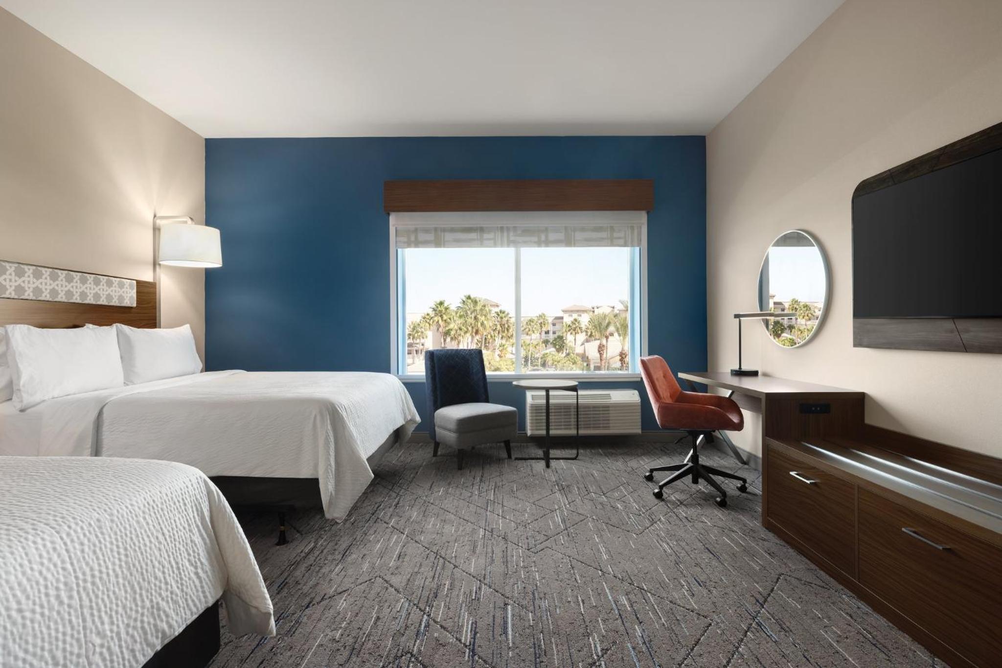 Standard Queen Room with Two Queen Beds and Mobility Accessible Tub - Photo 6