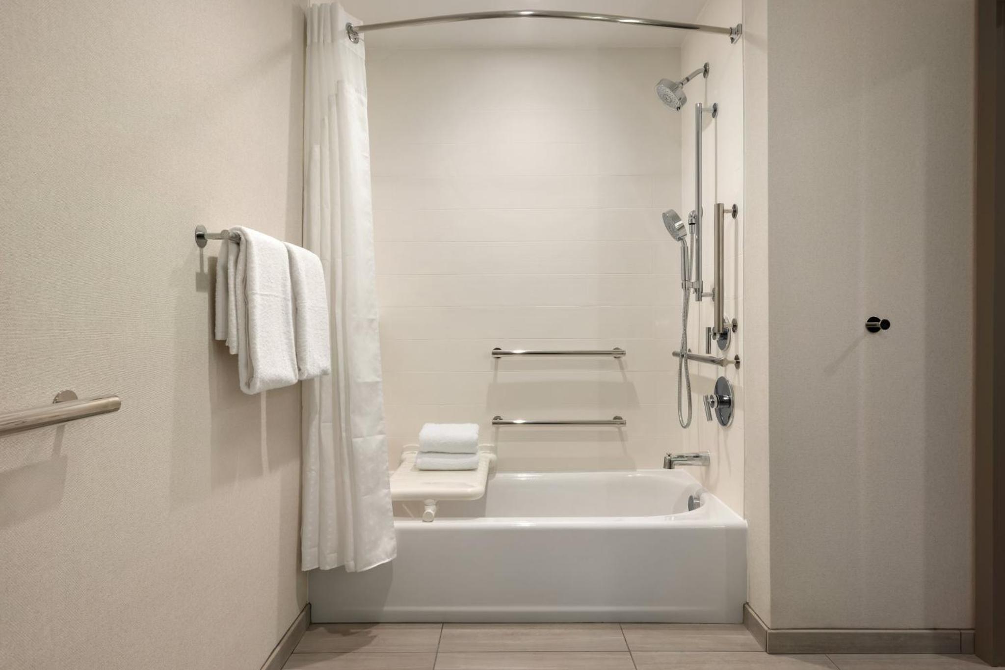 Standard Queen Room with Two Queen Beds and Mobility Accessible Tub - Photo 3