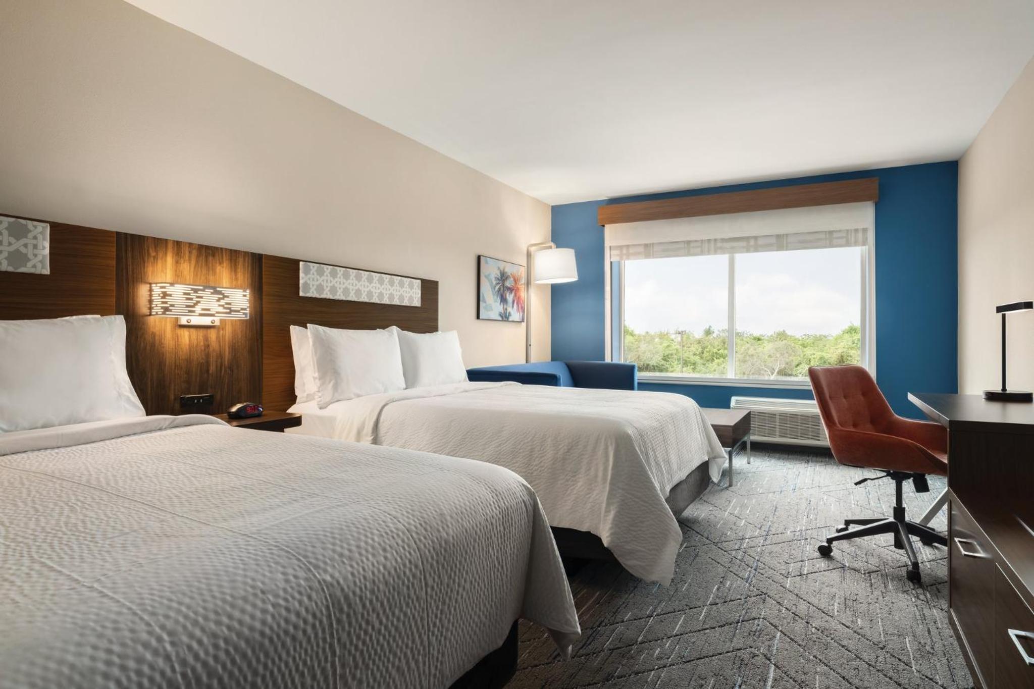 Queen Suite with Two Queen Beds and Sofa Bed - Photo 4