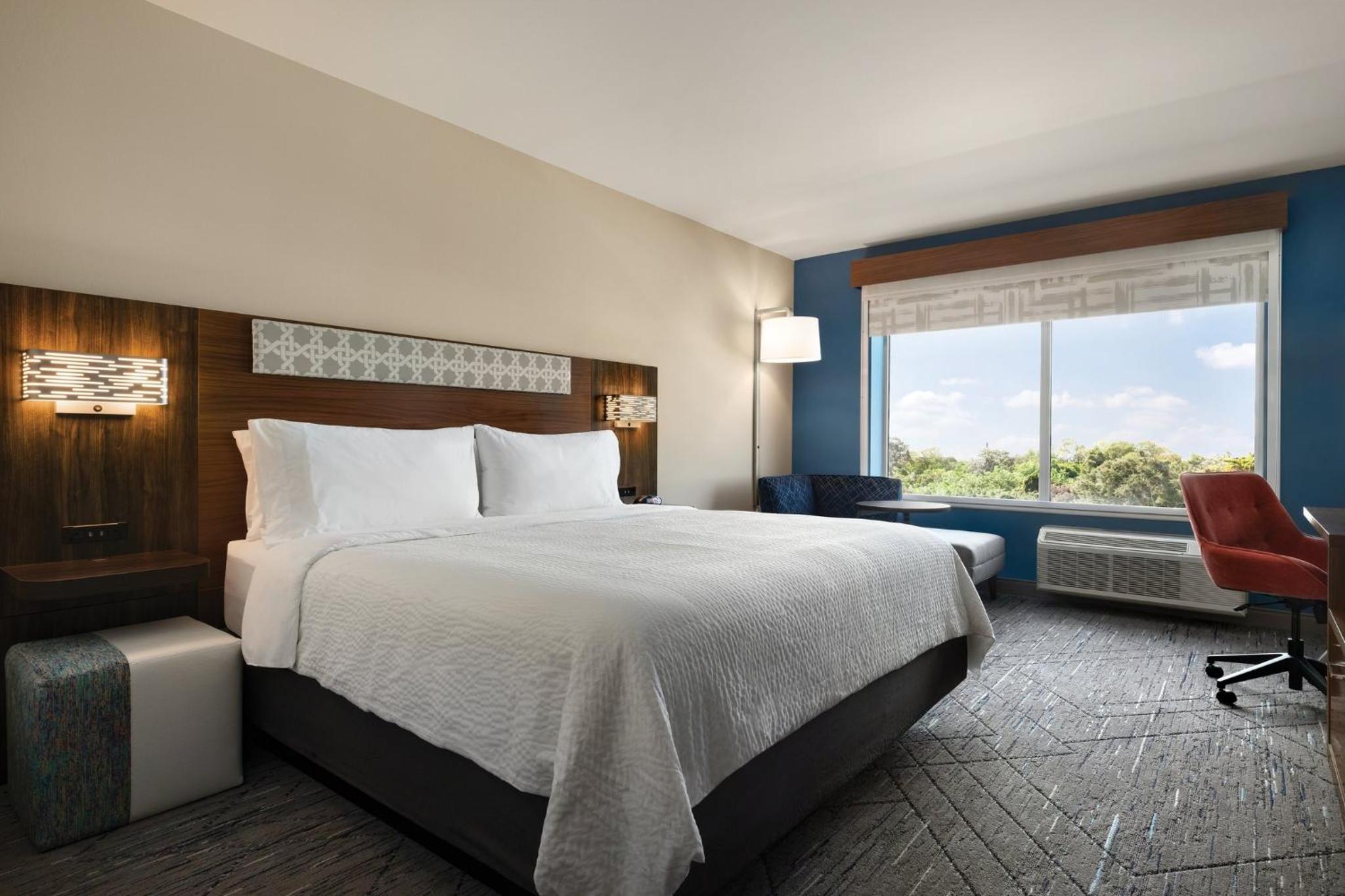 Standard King Room - Photo 7