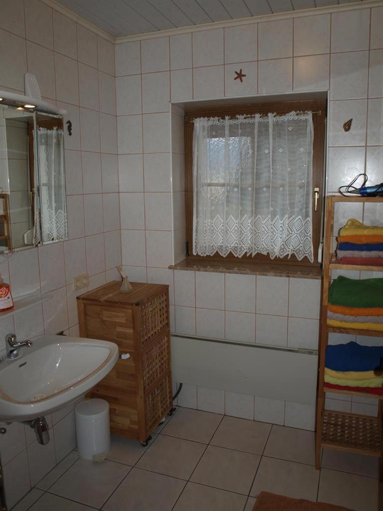 Three-Bedroom Apartment With Shower photo 2