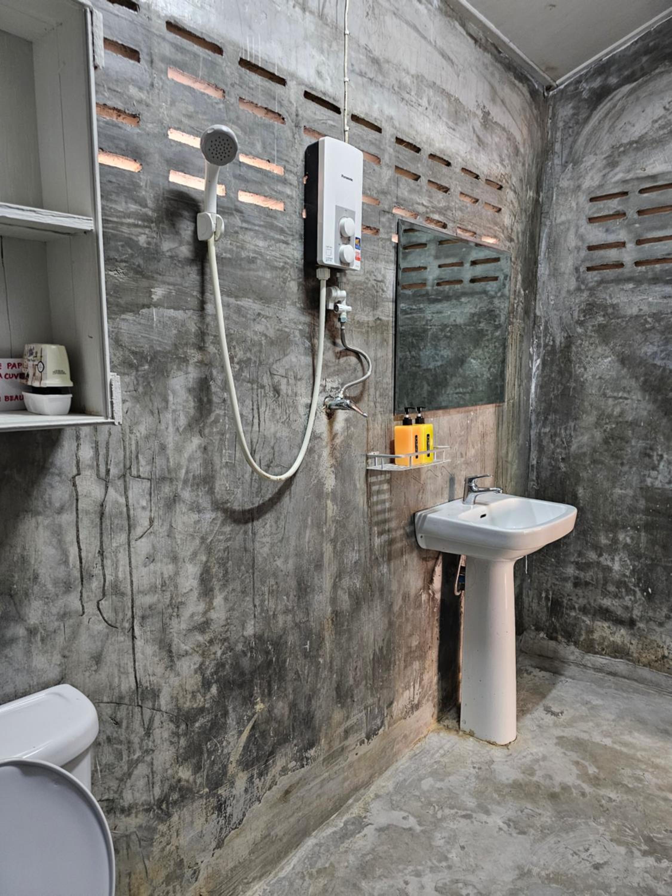 Double or Twin Room with Bathroom - Photo 7