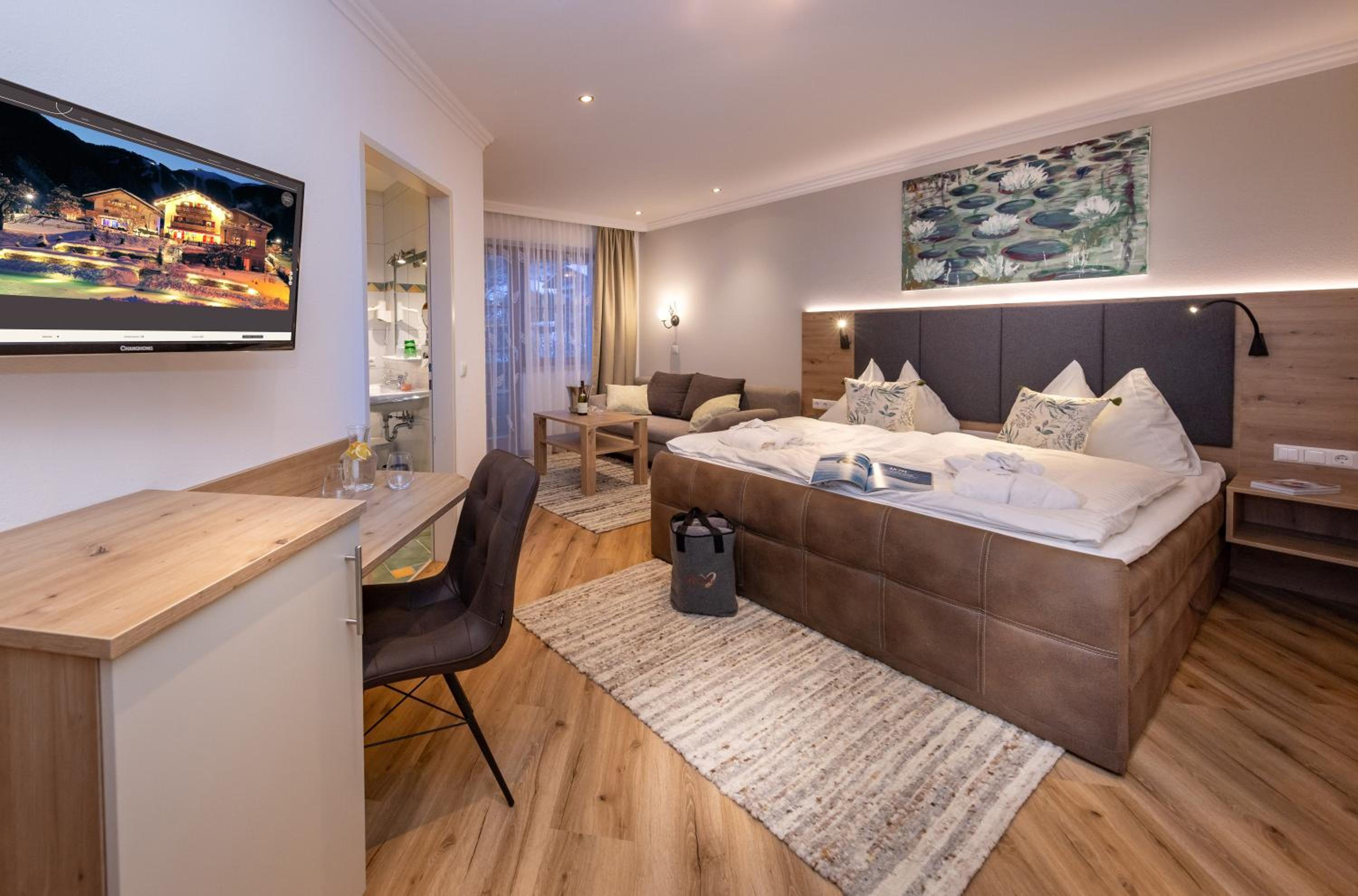 Deluxe Double Room with Balcony - Photo 1