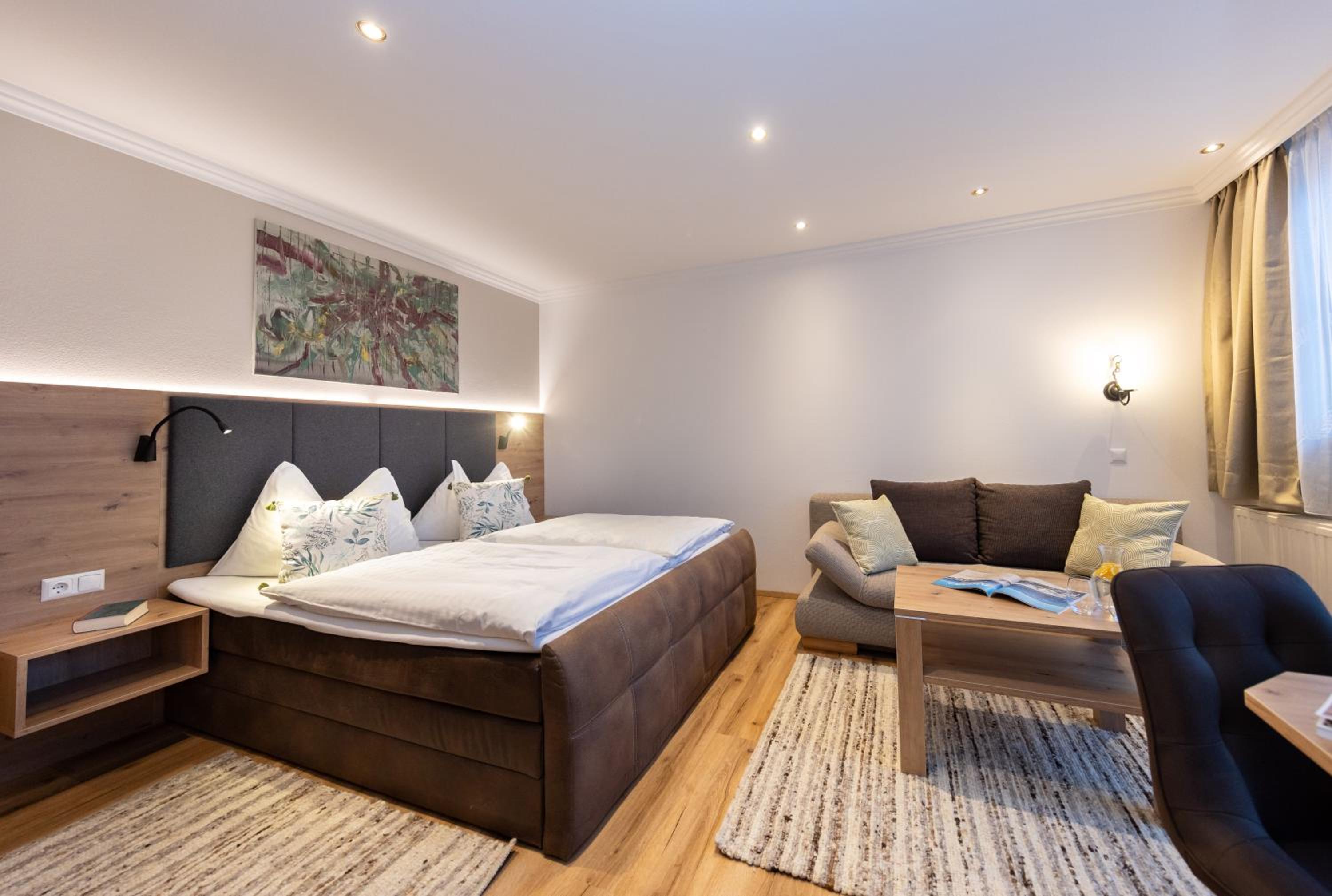 Deluxe Double Room with Balcony - Photo 4