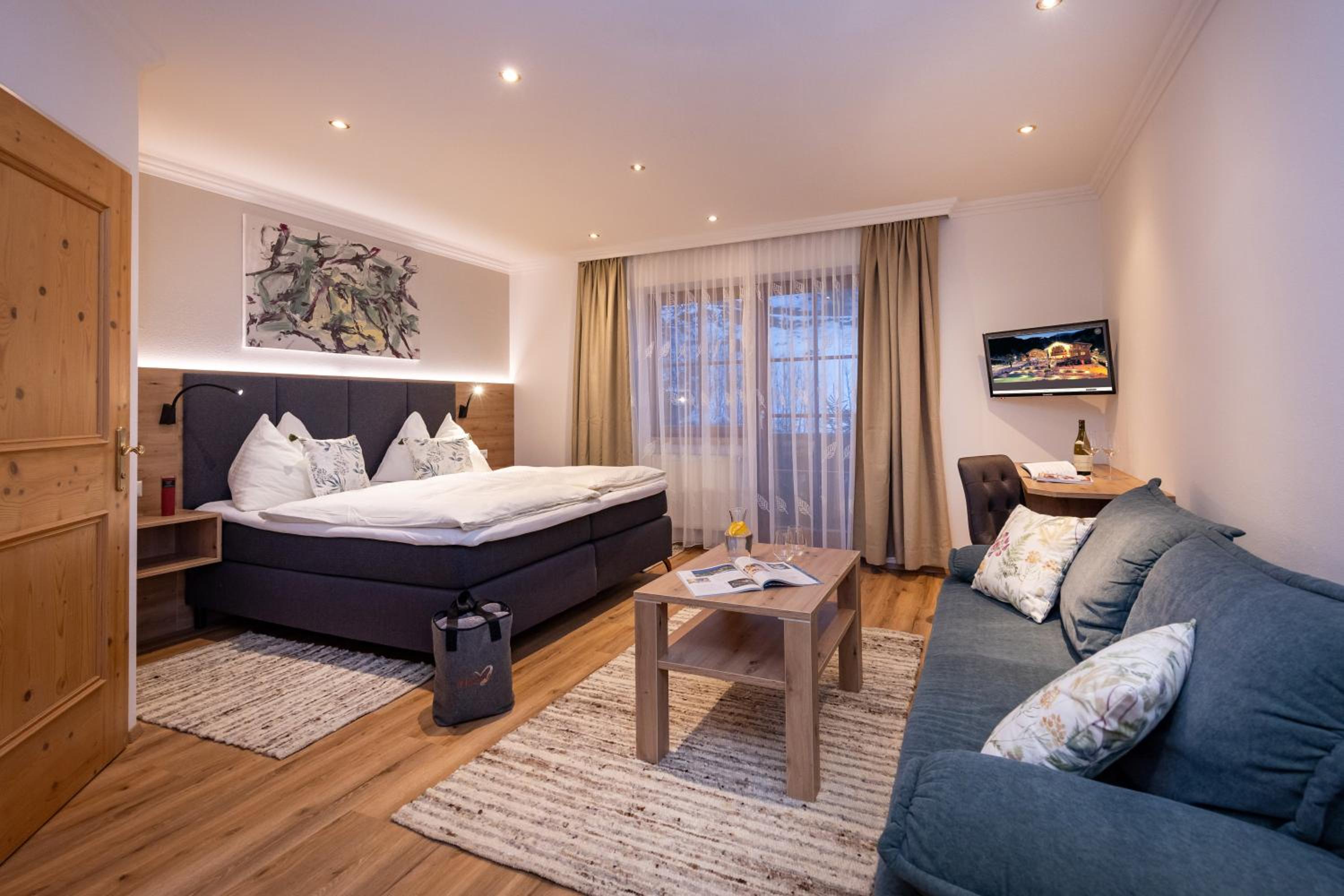 Deluxe Double Room with Balcony - Photo 5