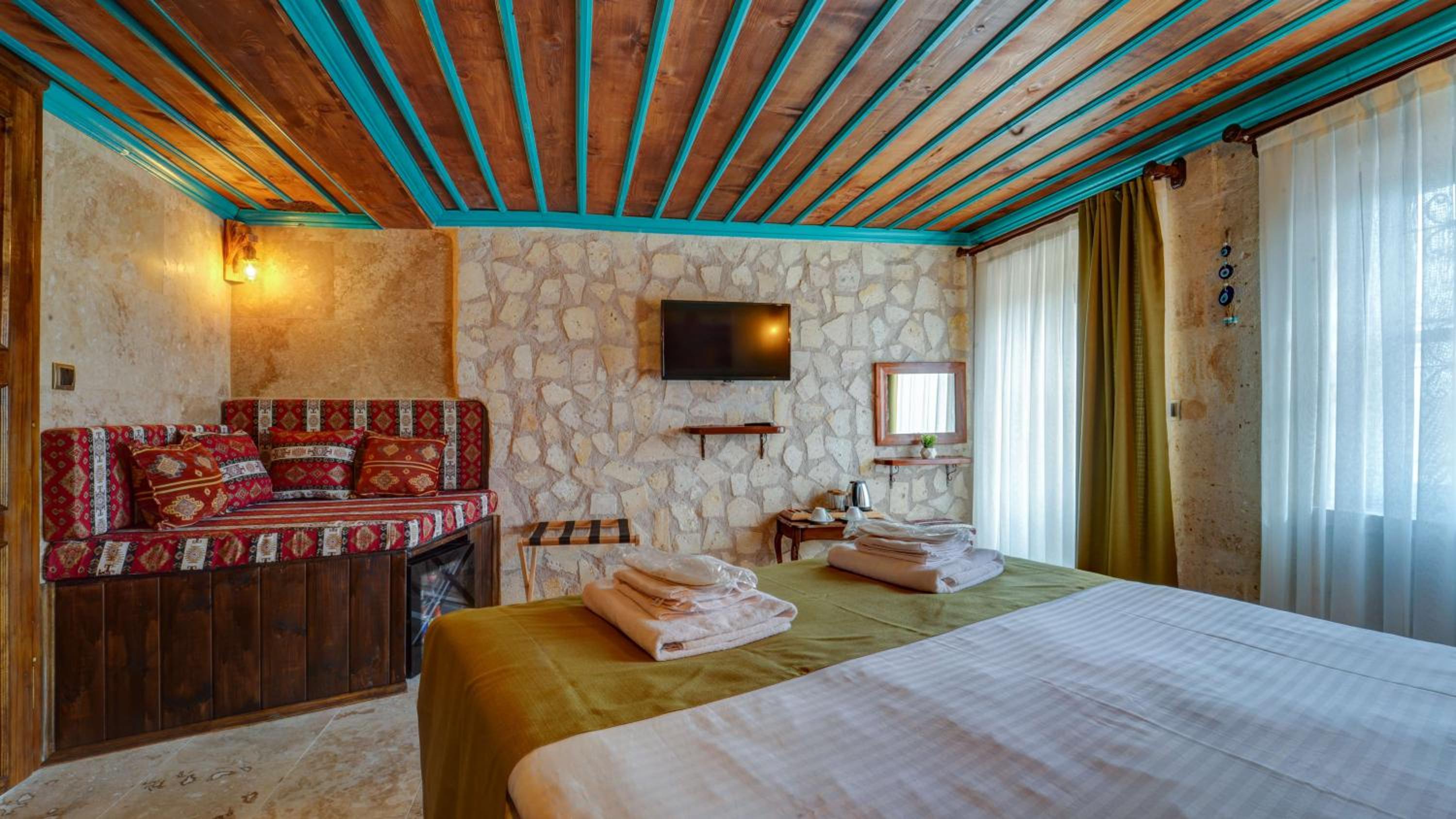 Deluxe Double Room with Balcony - Photo 10