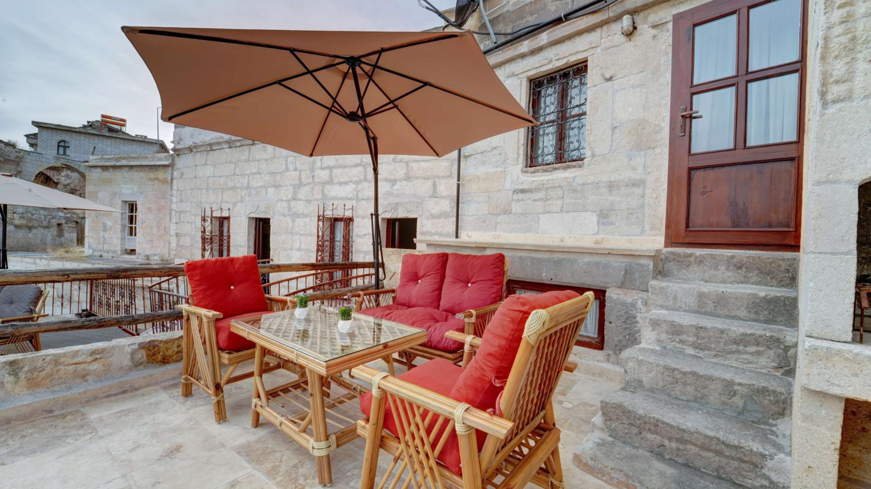 Deluxe Double Room with Balcony - Photo 9