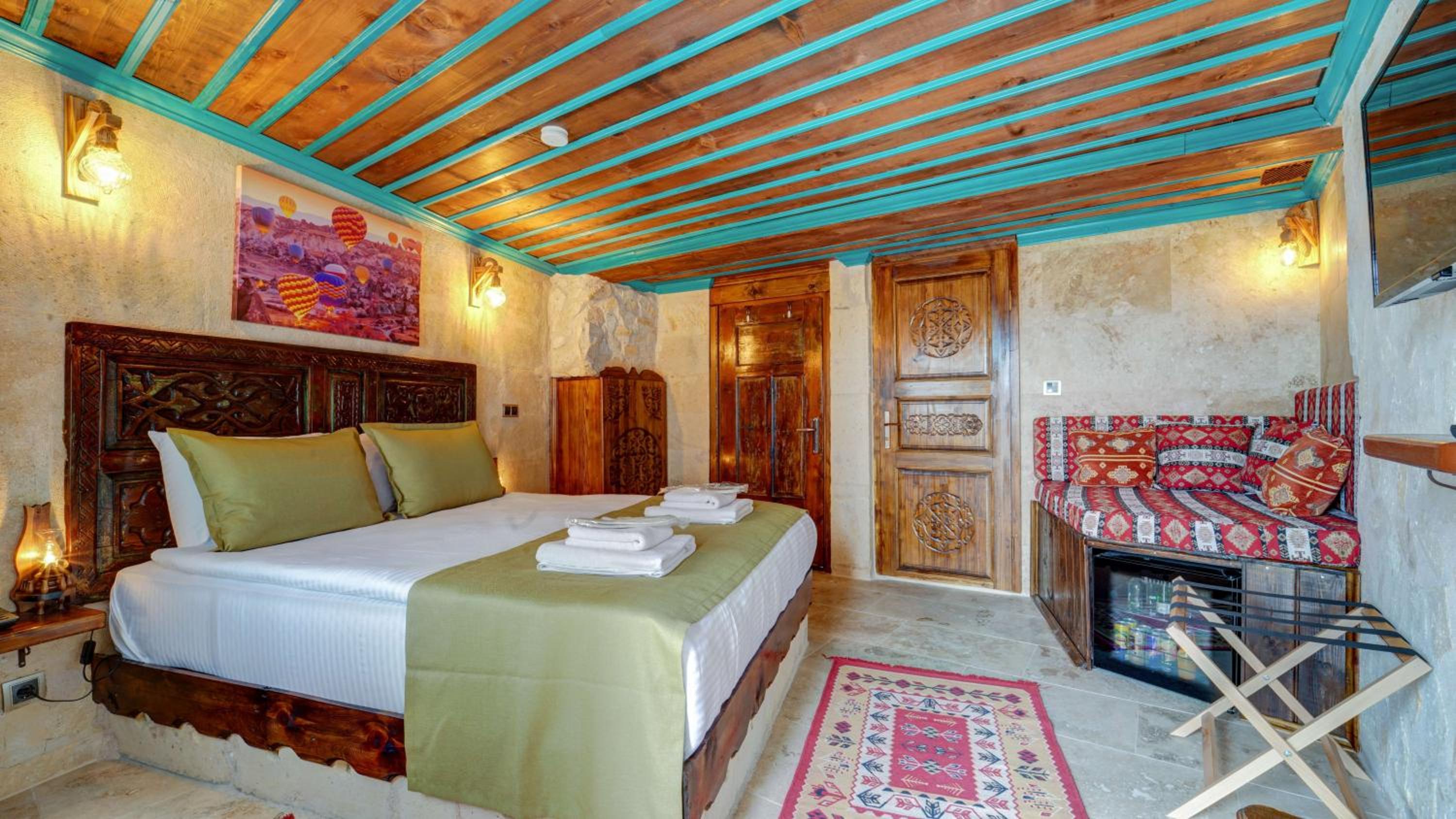 Deluxe Double Room with Balcony - Photo 4