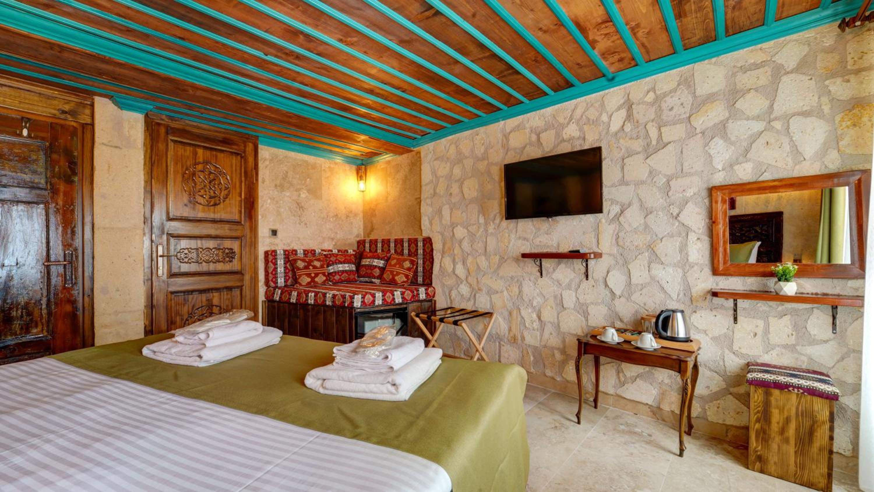 Deluxe Double Room with Balcony - Photo 5