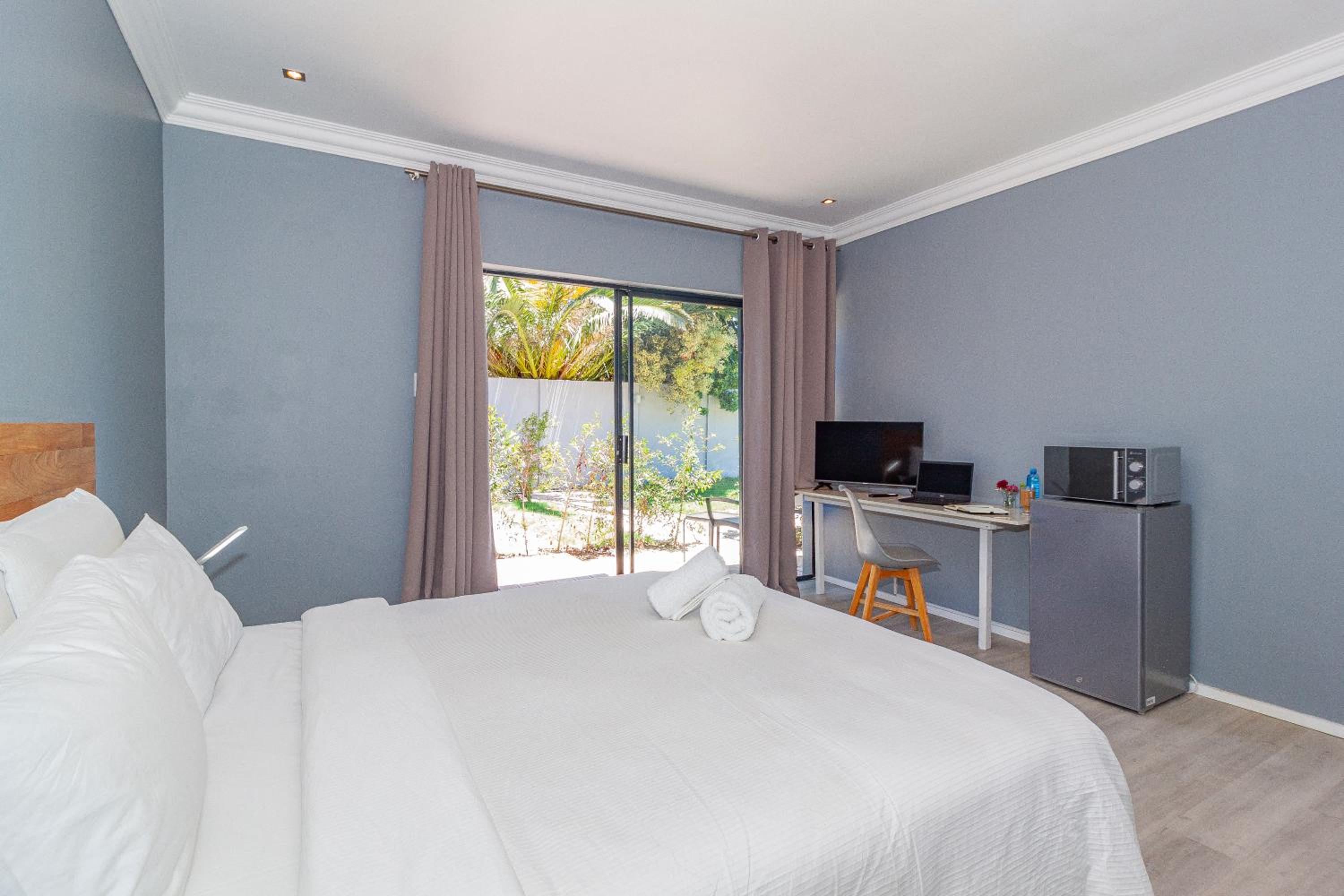 Deluxe Queen Room - Photo 8