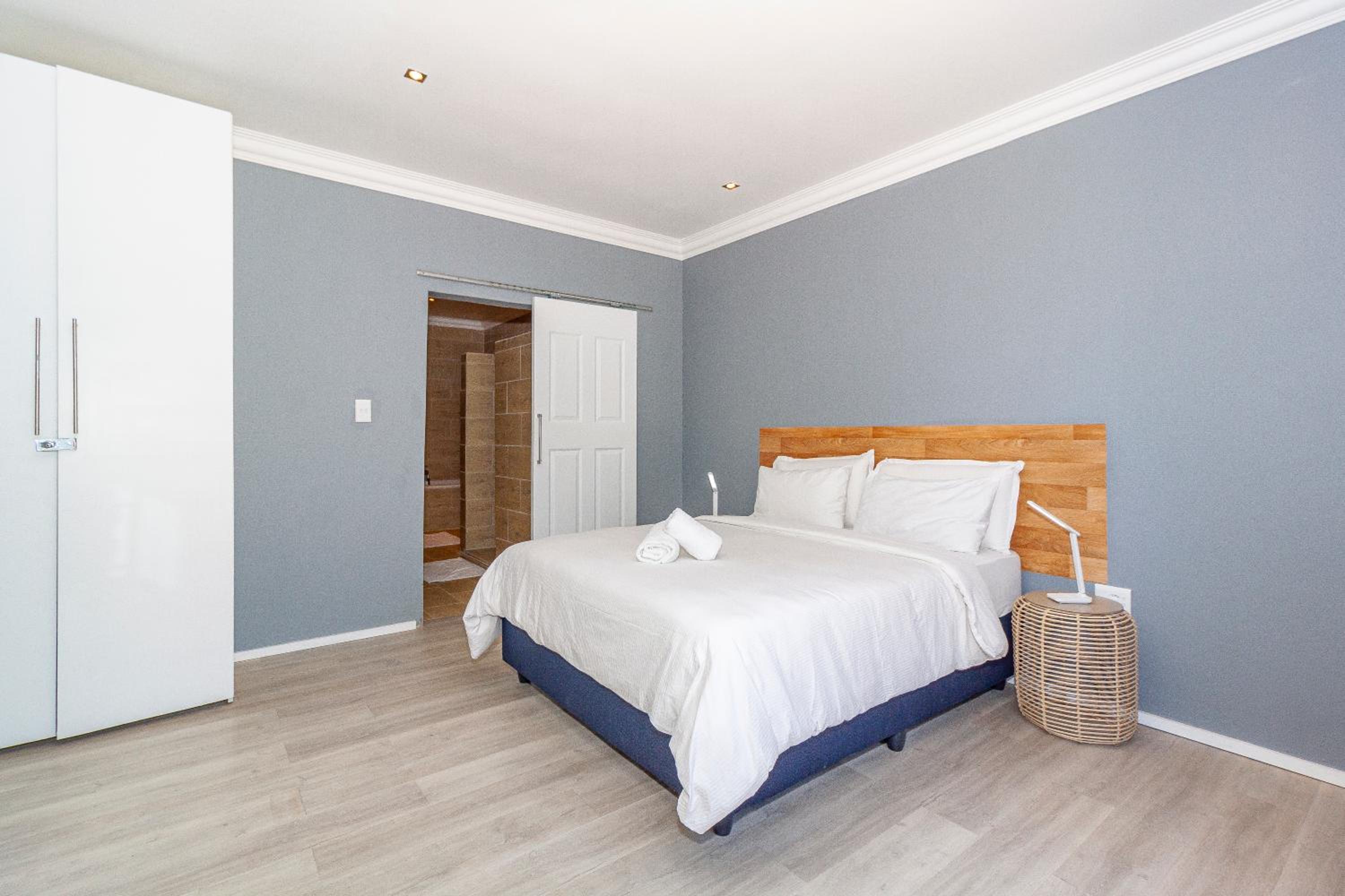 Deluxe Queen Room - Photo 9