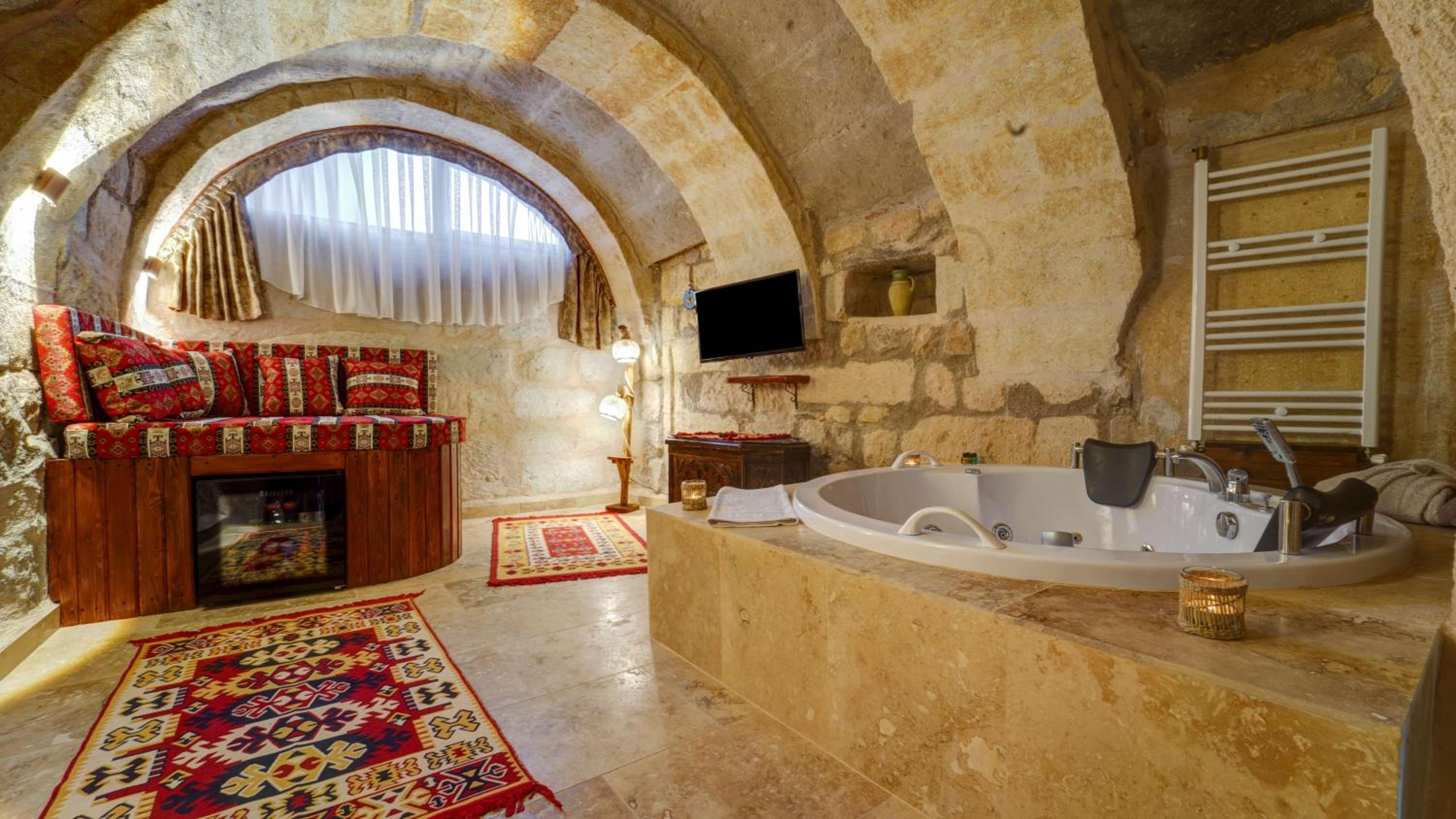 King Suite with Spa Bath - Photo 8