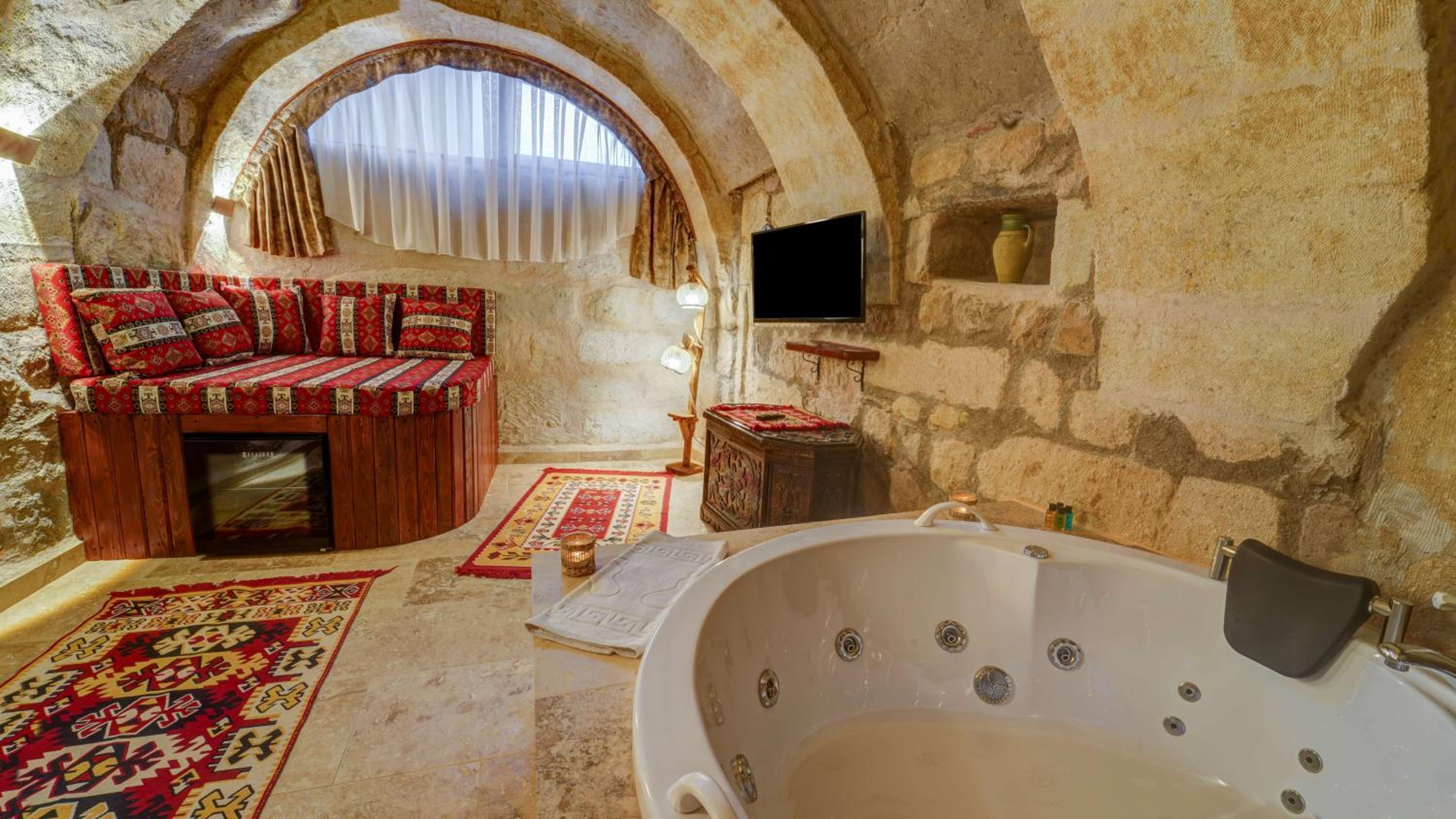 King Suite with Spa Bath - Photo 10