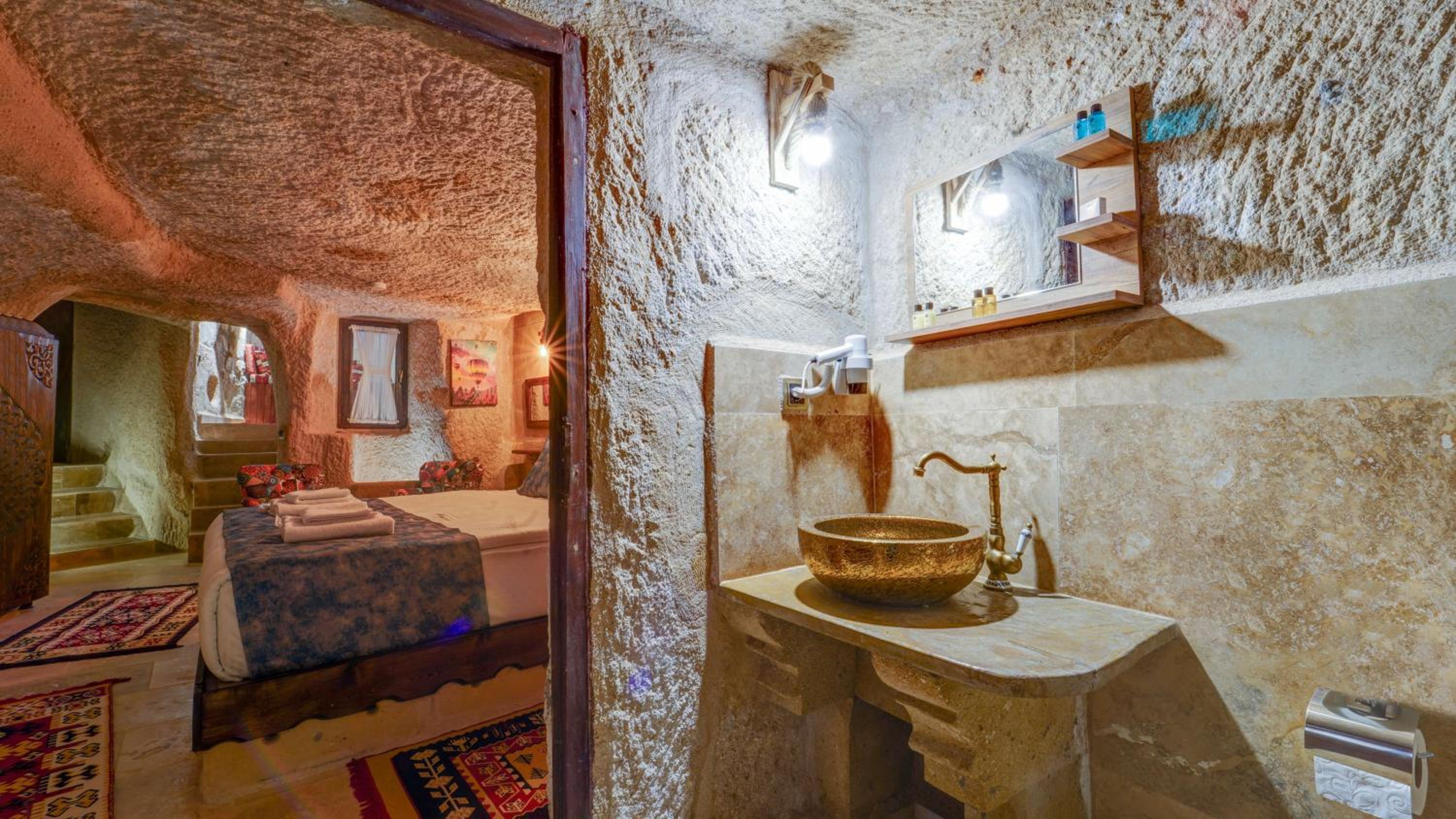 King Suite with Spa Bath - Photo 6
