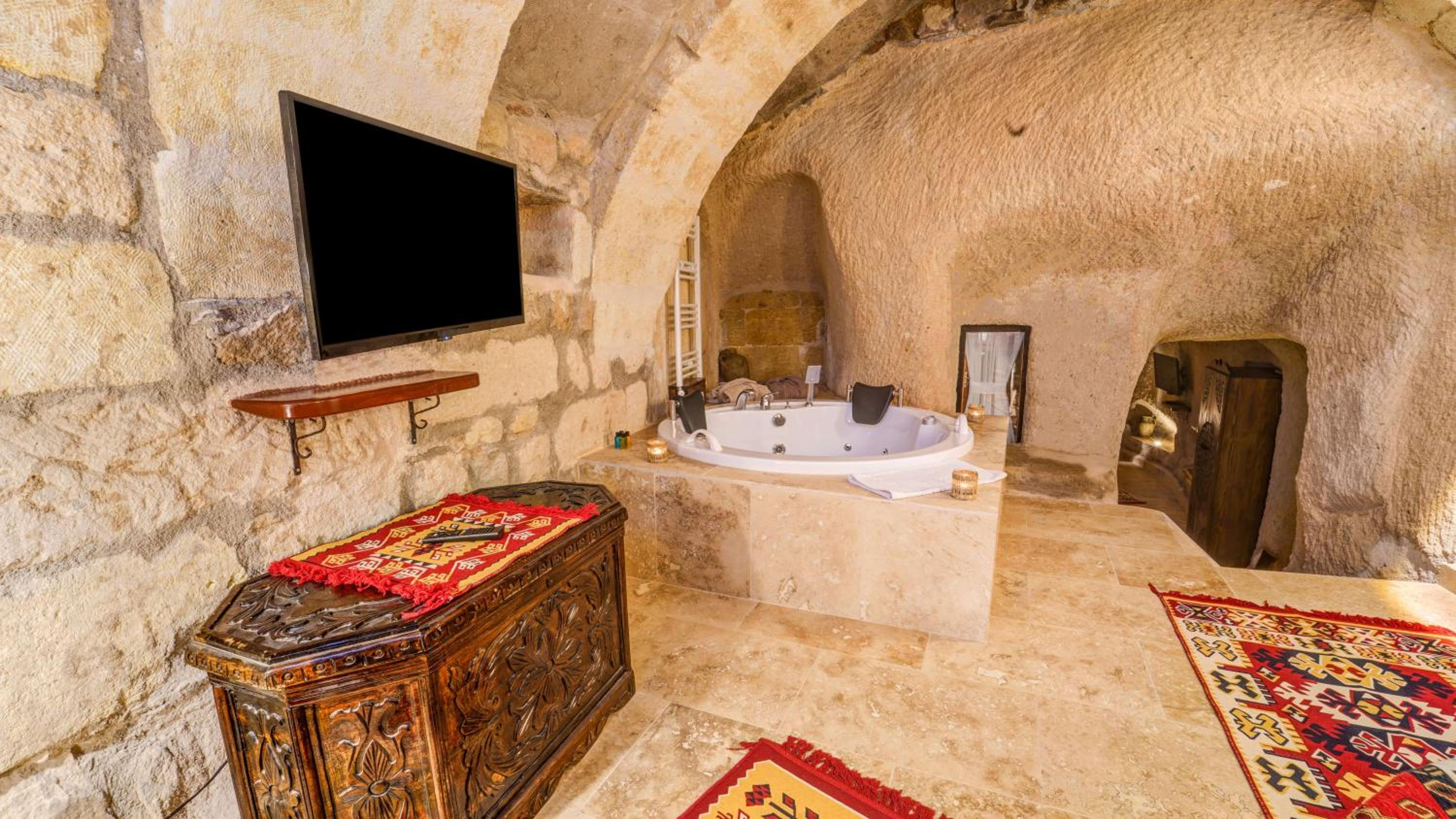King Suite with Spa Bath - Photo 4