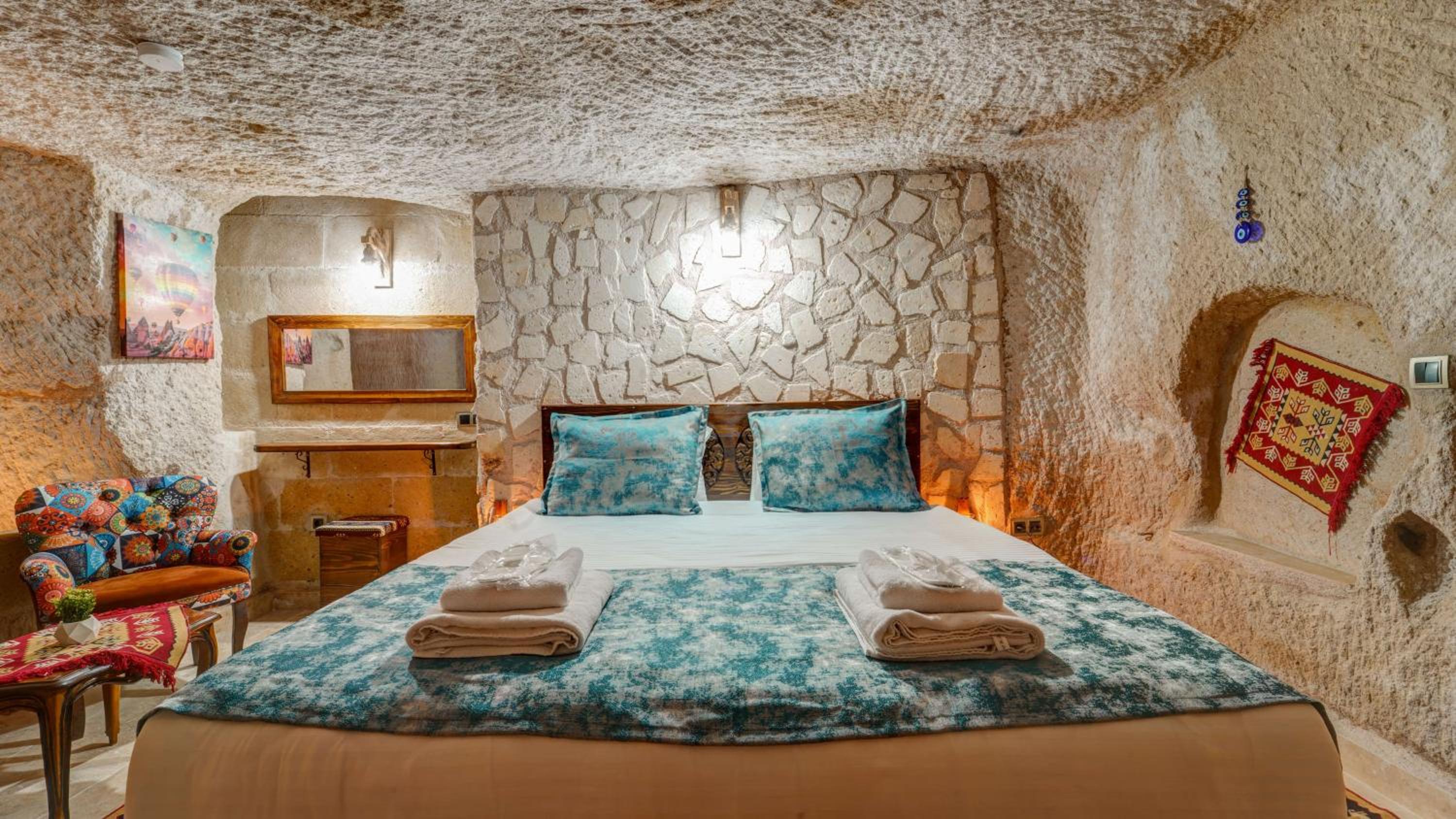 King Suite with Spa Bath - Photo 9