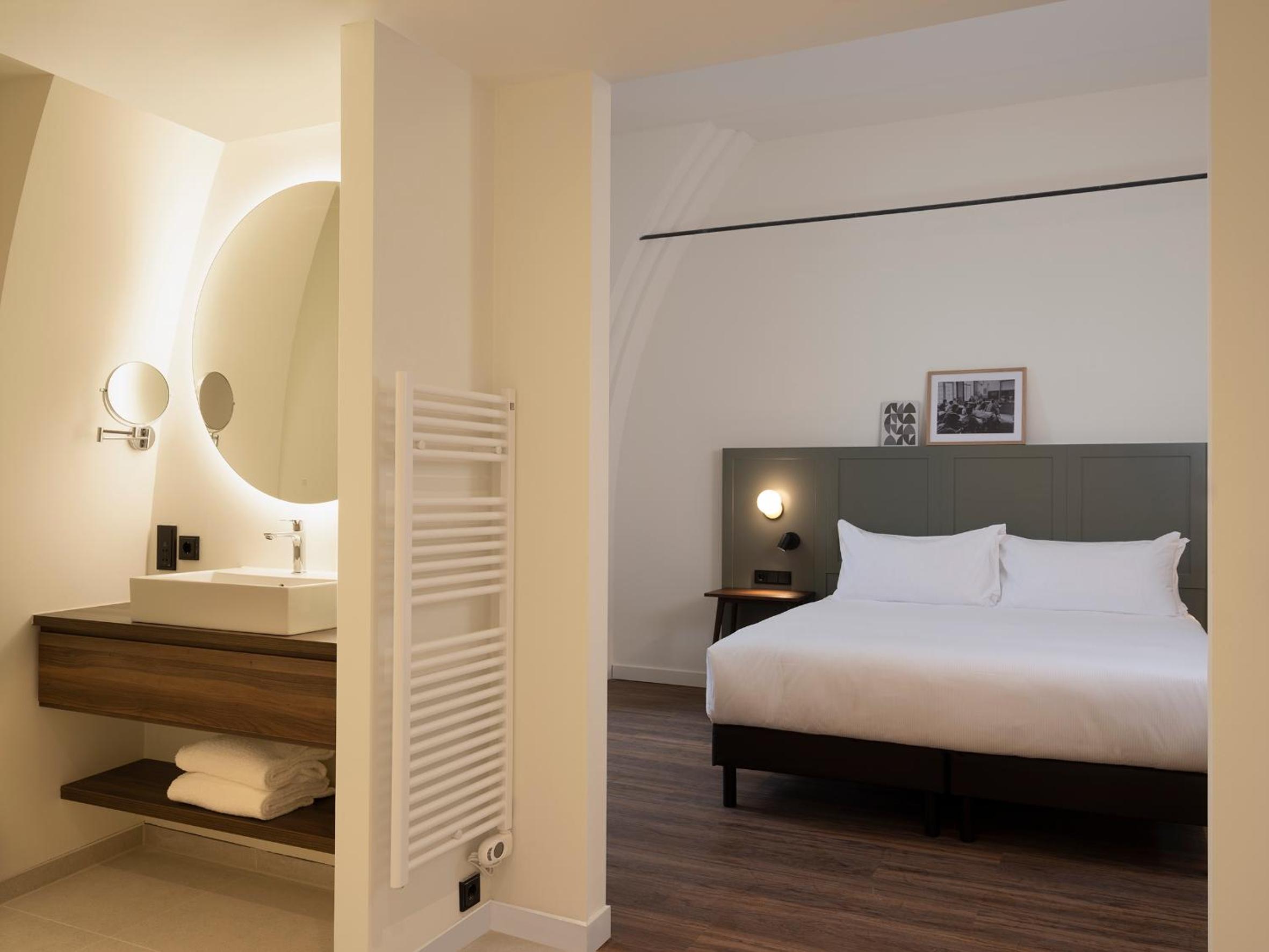 Deluxe King Suite - Photo 1