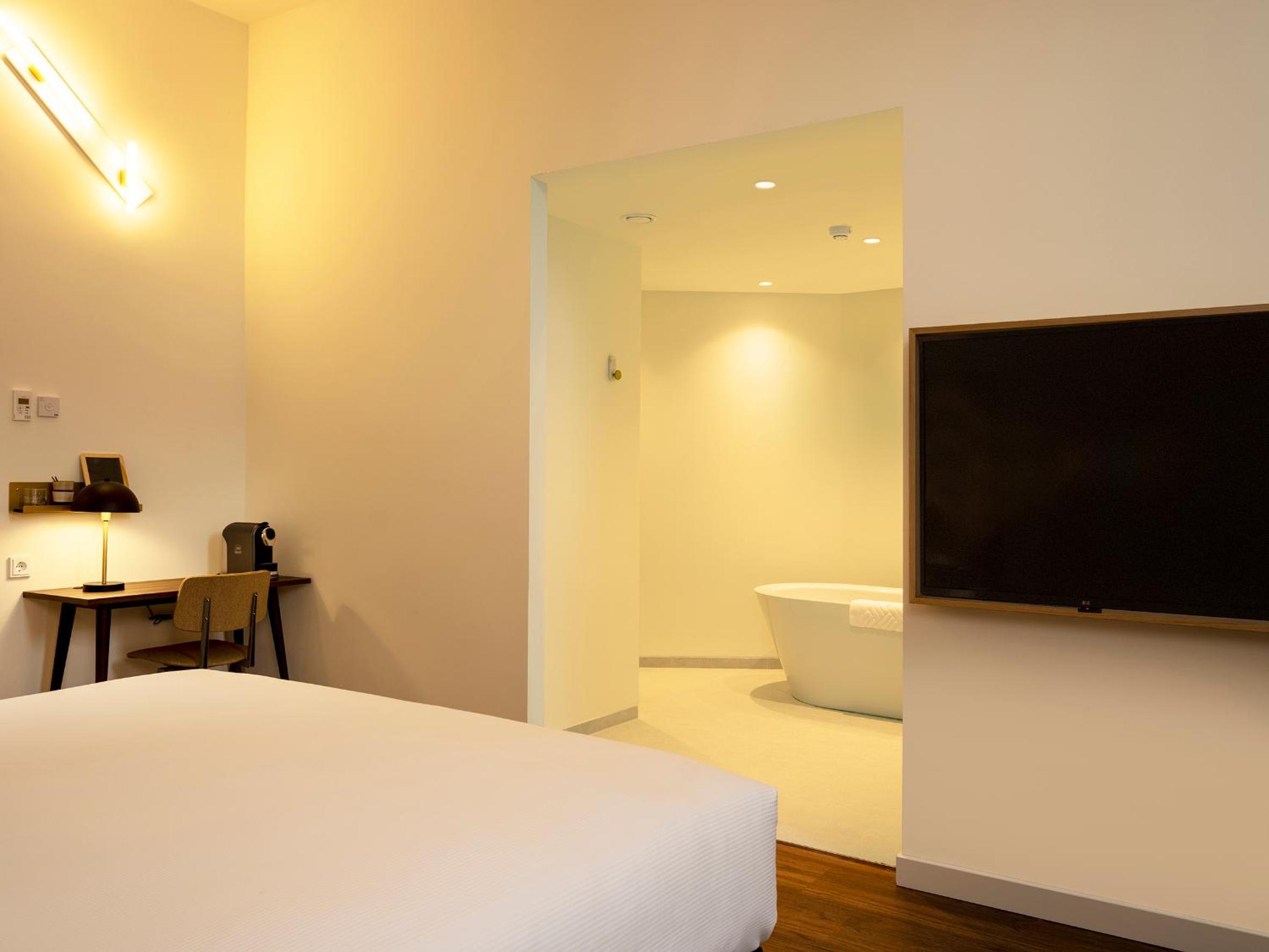 Deluxe King Suite - Photo 3