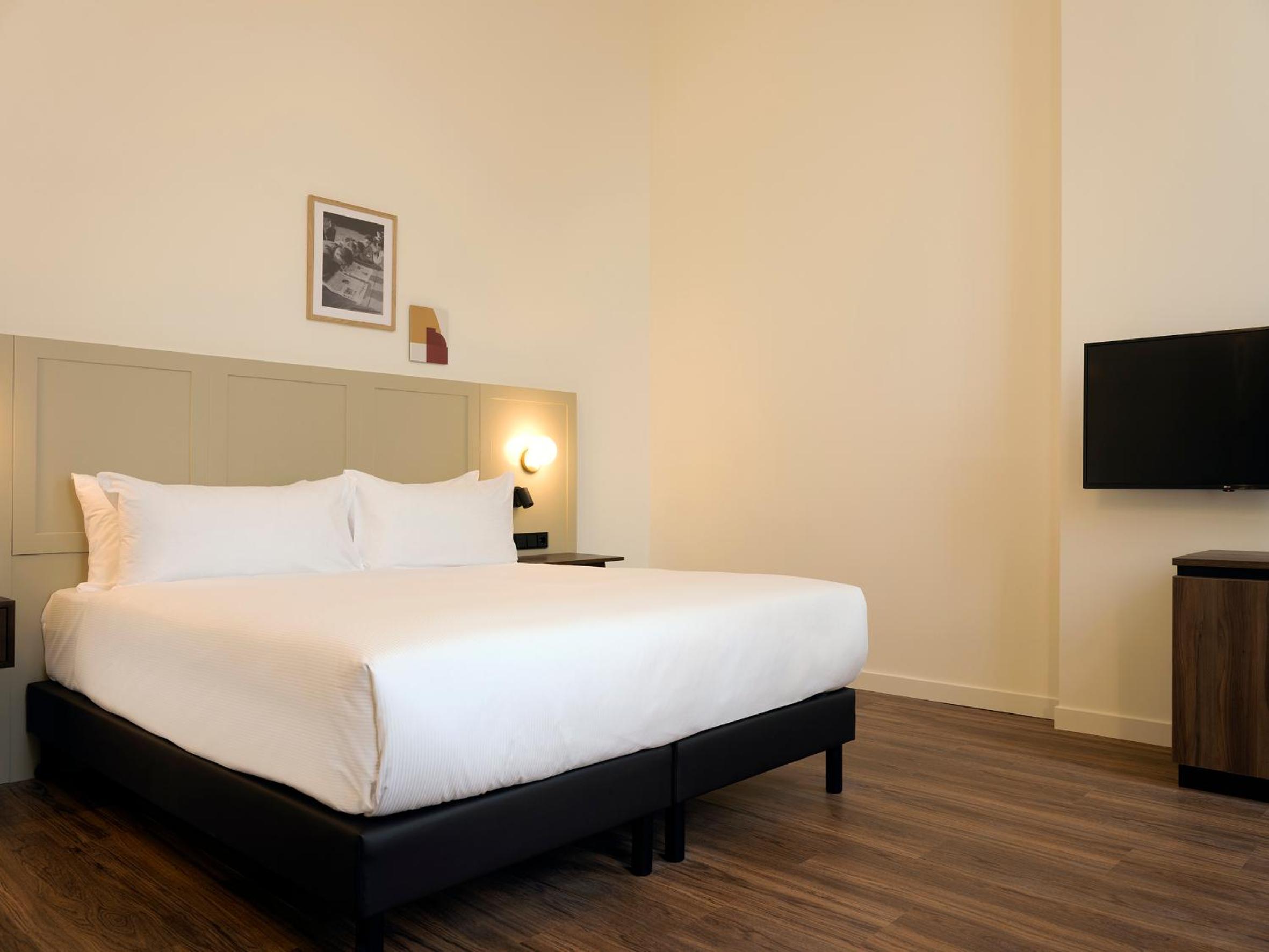 Deluxe Queen Room - Photo 1