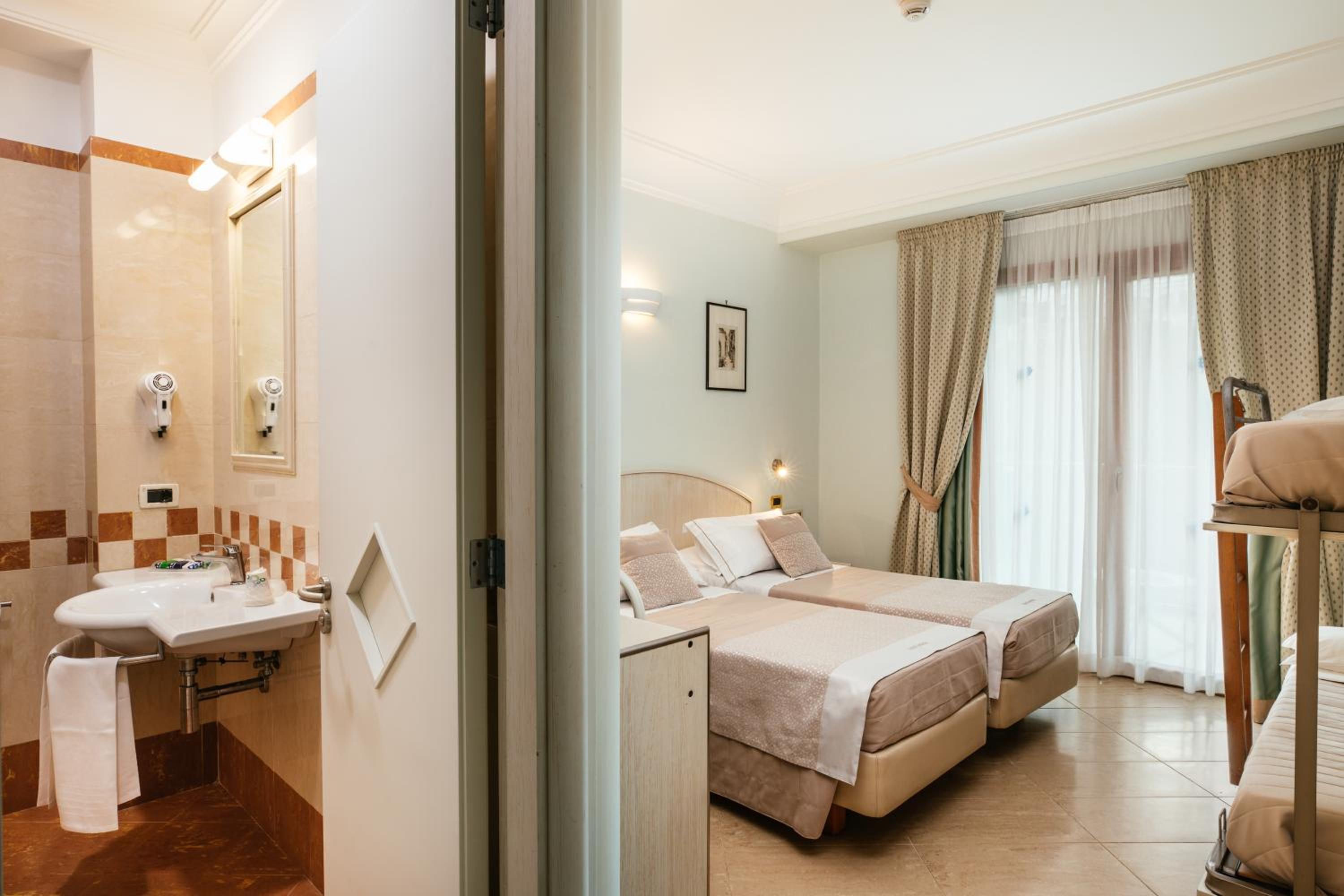 Quadruple Room - Photo 2