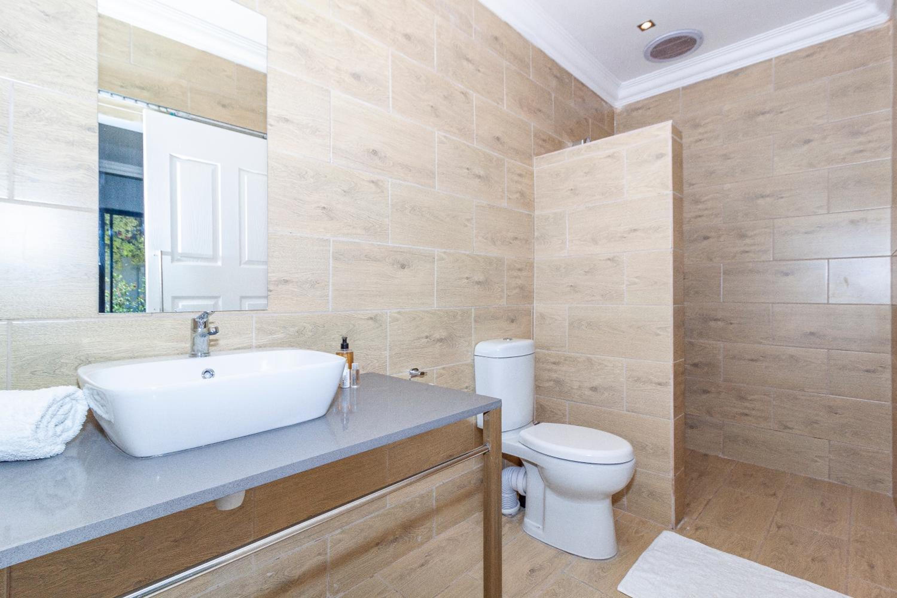 Deluxe Double Room - Photo 11