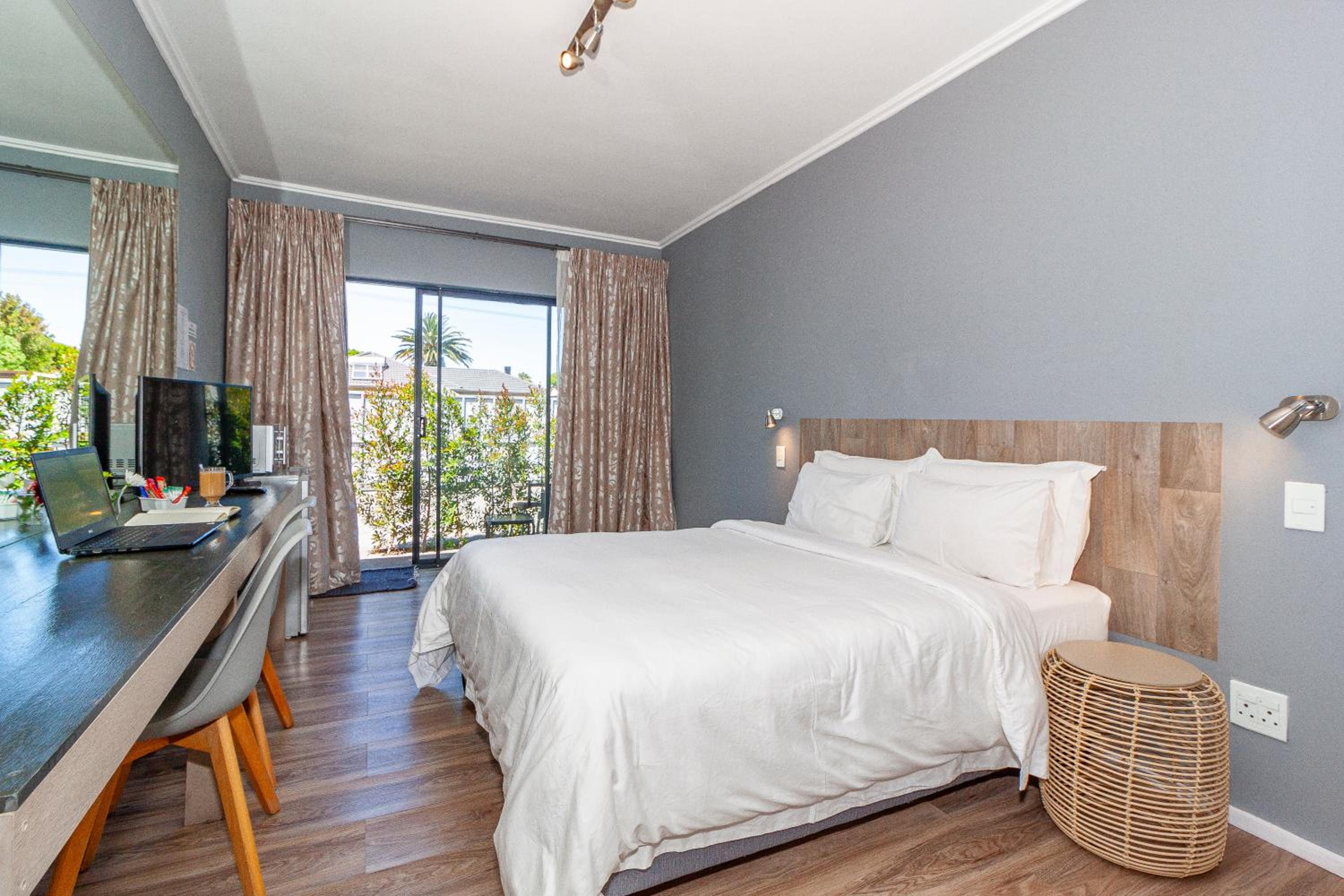 Deluxe Double Room - Photo 19