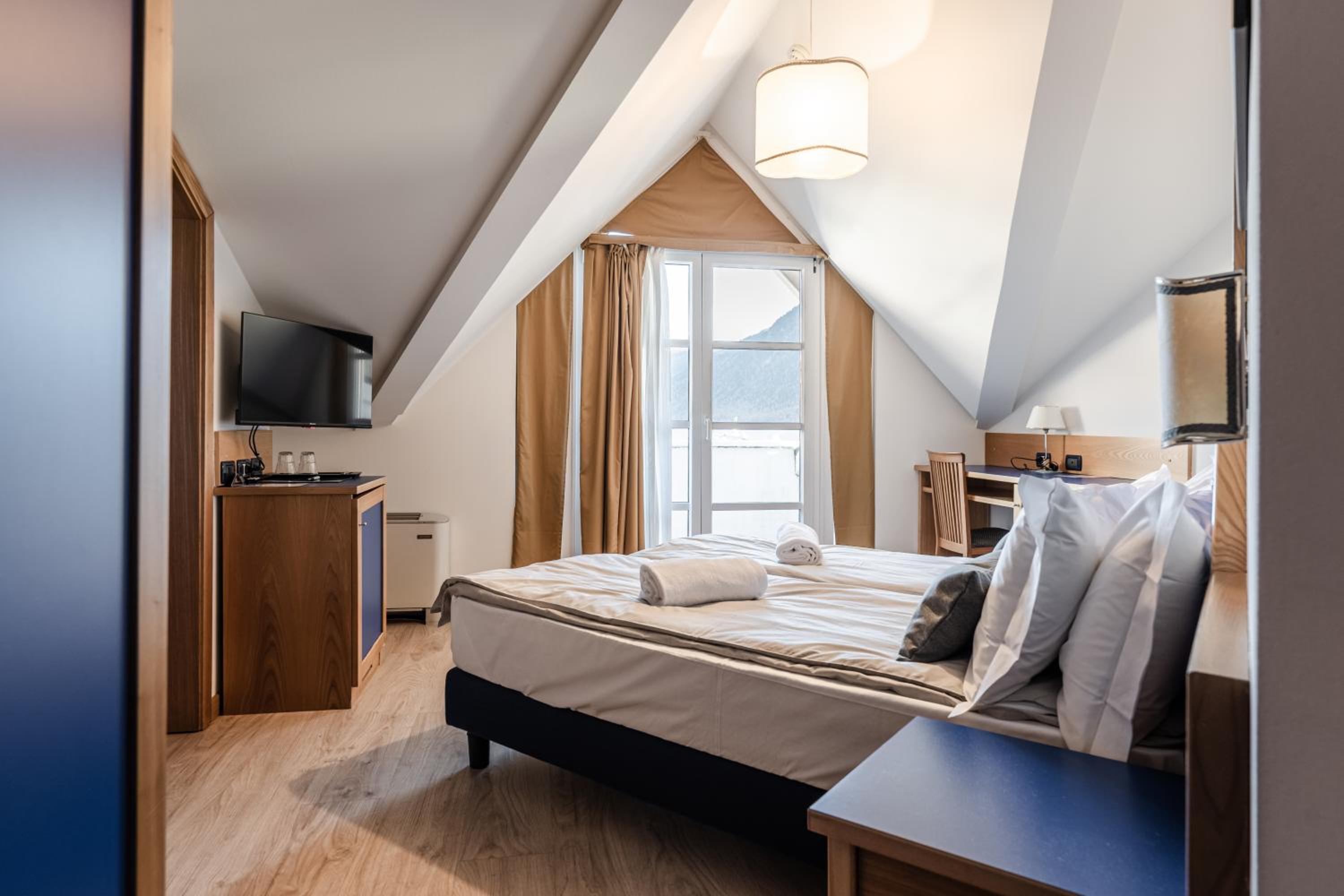 Double Room with Mountain View