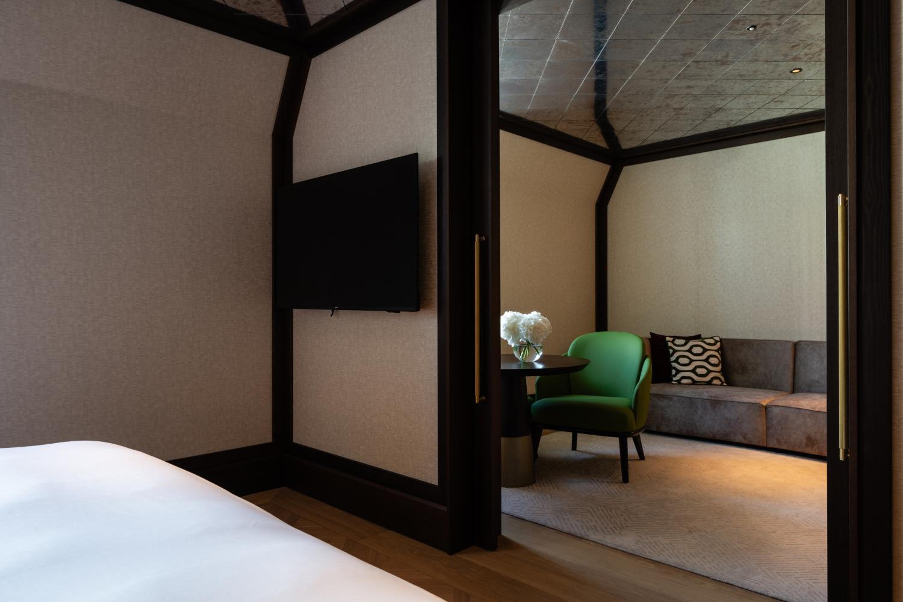 Almanac Suite with Parkview