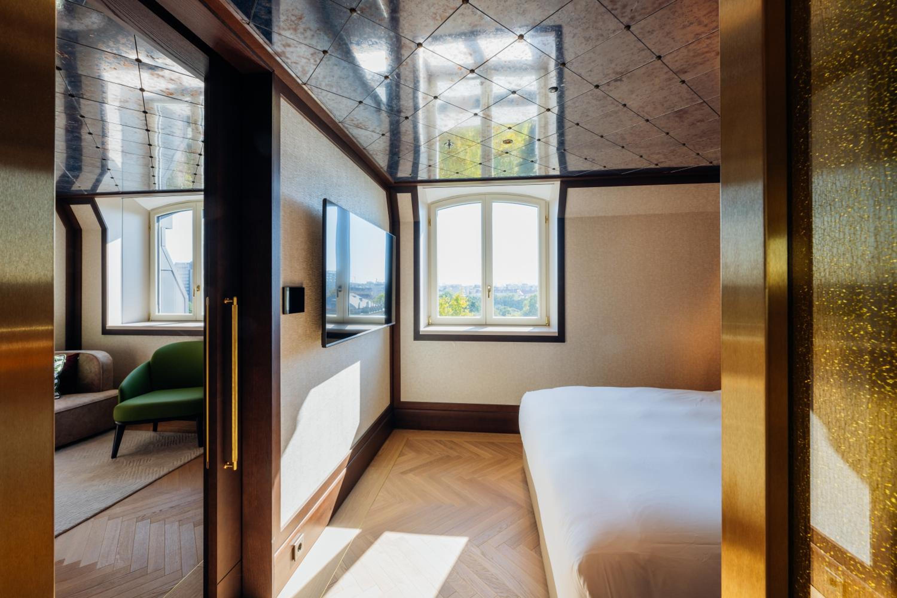 Almanac Suite with Parkview