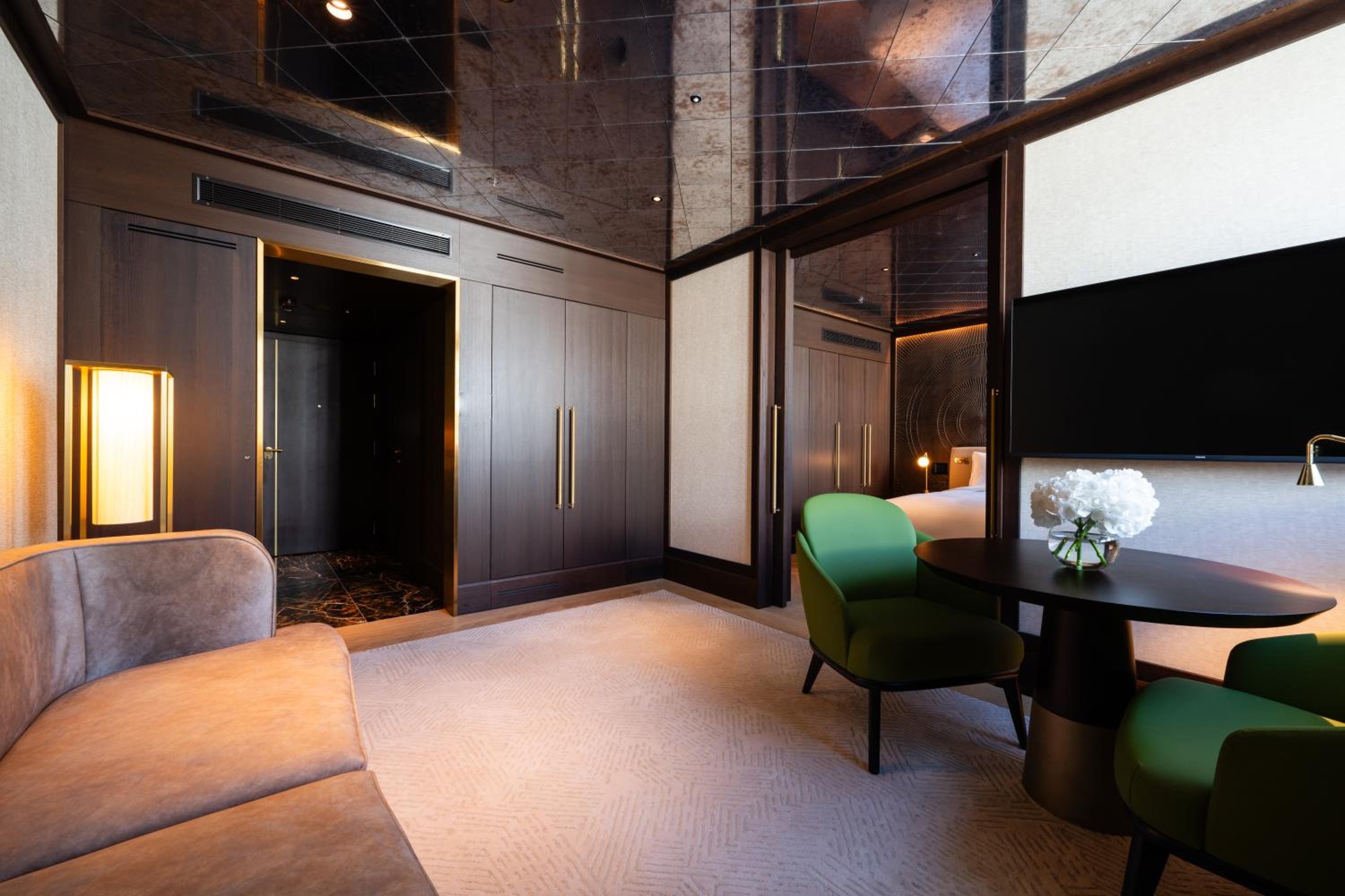 Almanac Suite with Parkview