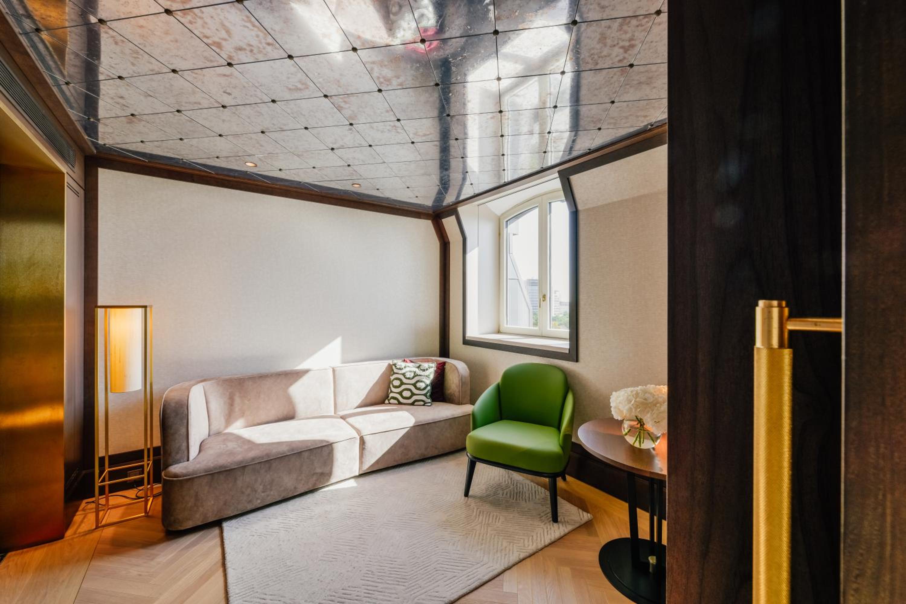 Almanac Suite with Parkview